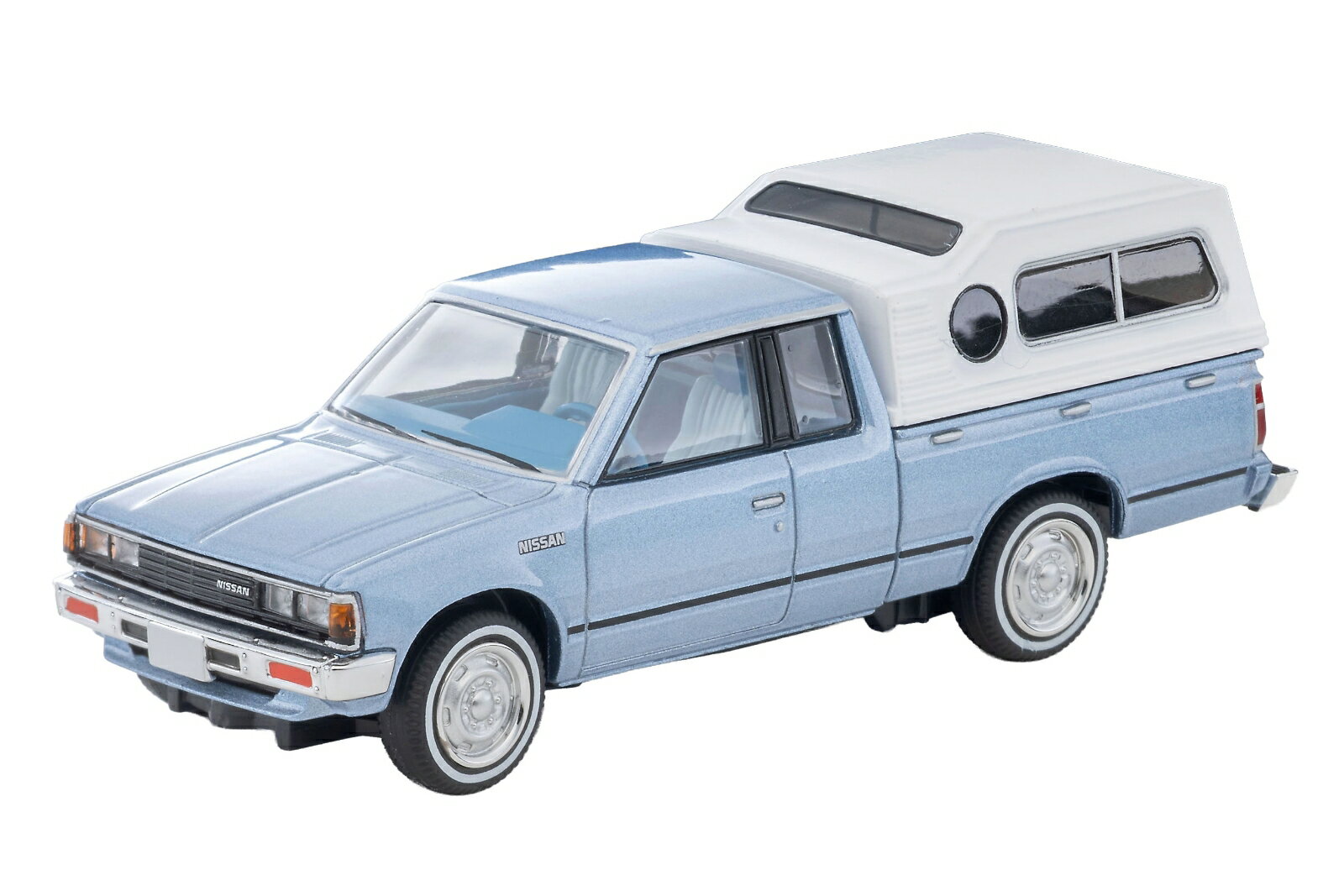 アメリカンテイストを持った日本車の筆頭、ダットサン・トラック。
中でも1979年に登場した720型はスクエアなボディスタイル、歴代初の4WDの設定などが話題となり、現在でも高い人気を誇っています。
1983年以降の後期型はグリルの拡大のほか、テールランプ位置が変更され、同世代の日産乗用車にイメージを揃えたデザインとなりました。
TLV-NEOでは4WD（4×4）に続き、シャーシなどのパーツを新規に製作して2WD車を製品化いたします。

LV-N373aは日本仕様車で、定番の白ボディを再現。
ボディのフロント下部、および荷台の鳥居が日本仕様のデザインとなります。
LV-N374aは左ハンドルの北米仕様車を再現。
新規パーツのリアバンパーを装着、メッキの前後バンパーとホイールリム、ホワイトリボンタイヤが特徴です。
付属のキャンパーシェルは脱着可能。
発売中の4WDともども、見比べてお楽しみください。

製品仕様
・1/64ミニカー

付属品
・キャンパーシェル

・ホビー系商品についての諸注意
メーカー都合により発売の大幅な延期が発生する可能性がございます。
予約商品についてはメーカーから順次入荷次第の発送となります。メーカー公表の発売日とは異なる場合がございますのでご了承ください。