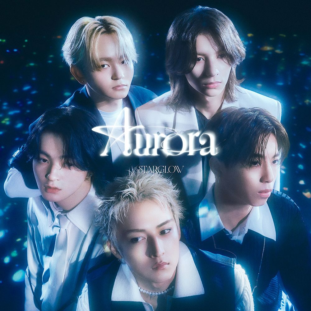 STARGLOW、11月18日(水)に1stアルバム『Aurora』のリリースが決定。

BMSG主催のオーディションプロジェクト「THE LAST PIECE」から誕生した、RUI・TAIKI・KANON・GOICHI・ADAMからなる5人組ダンス&ボーカルグループ『STARGLOW (スターグロウ)』の1stアルバム『Aurora (読み：オーロラ)』が11月18日(水)にリリース決定。
遠くに輝く星を追いかけるように、果てしない夢へ向かうことを宿命づけられた5人。
本作は、そんな彼らの旅路における最初の到達点として、夜明けの女神の名を冠した記念すべき1stアルバムだ。
『Aurora』には、プレデビュー曲「Moonchaser」から最新シングル「Drivin' My Life」までの全楽曲にくわえ、新録楽曲を多数収録予定。昨年9月のプレデビュー以降、怒涛の進化を遂げるSTARGLOWの軌跡を完全網羅した、フルボリュームの収録内容となる。