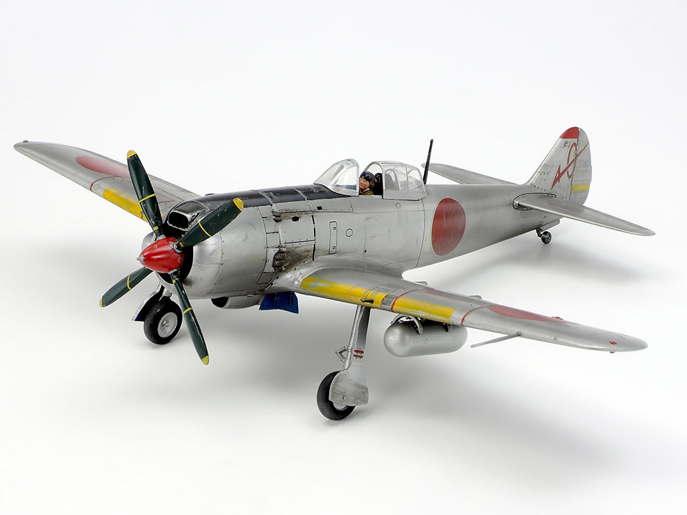 【 大戦後半に活躍した日本陸軍の最優秀戦闘機 】
昭和19年春から部隊配備が開始され、主に日本本土に襲来するB-29爆撃機や艦載機の迎撃に活躍、戦後のアメリカ軍によるテストで「太平洋戦争中の最優秀日本軍戦闘機」と高く評価された日本陸軍戦闘機、疾風のプラスチックモデル組み立てキットです。
高速性能と運動性能を追求した美しいスタイルをリアルに再現しました。
機体外板のリベットやマイナスネジ、各舵面の表現などモールドも繊細な仕上がり。
風防は開閉選択式、主脚も飛行状態と着地状態を選べます。
増槽やパイロットの人形2体、4種類のスライドマークもセットしました。

・ホビー系商品についての諸注意
メーカー都合により発売の大幅な延期が発生する可能性がございます。
予約商品についてはメーカーから順次入荷次第の発送となります。メーカー公表の発売日とは異なる場合がございますのでご了承ください。【対象年齢】：【商品サイズ (cm)】(高さ）：20.7