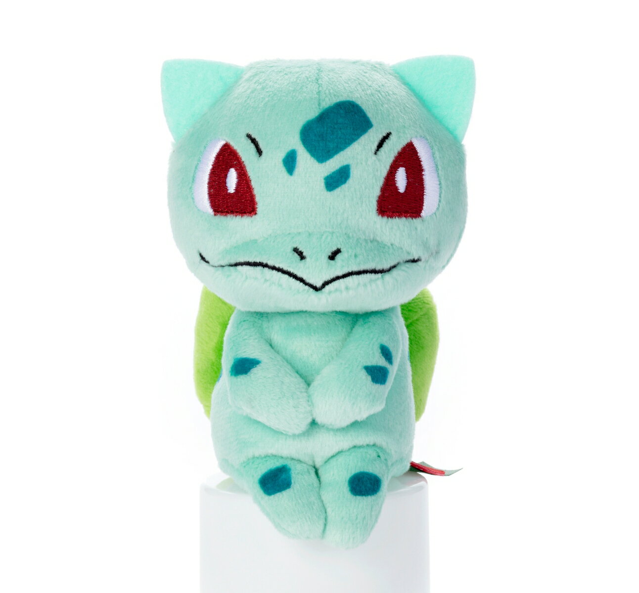 お行儀の良いお座りポージで、縁に座らせたり、引っ掛けられるぬいぐるみ「ちょっこりさん」シリーズに、カントー地方の仲間が新たにラインナップ。こちらはフシギダネ。高さ約12cm。