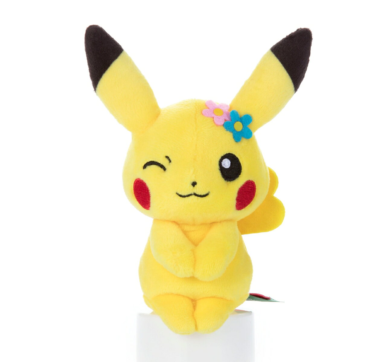 お行儀のよいお座りポーズで、いろいろなところに座らせたり、引っ掛けられるぬいぐるみシリーズ「ちょっこりさん」に、ピカチュウ(メスの姿)が仲間入り。一緒にぬい撮りを楽しんじゃおう！　W11×H12×D6cm。
