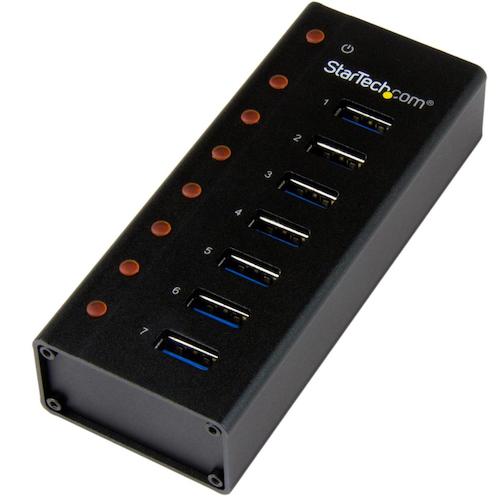 7ポートUSB 3.0ハブ。丈夫でコンパクトなハブは、デスクトップでの使用に加え、トラベル用としても最適です。

【デスクトップの利便性と携帯性】
頑丈な筐体のハブは、日常的な使用から起こる損傷にも強く、デスクトップでの使用に適しています。また、机の表面や壁面などに固定できる取り付け金具も同梱されています。

また、コンパクトで耐久性に優れたハブは、携帯用としても適しています。オフィスと家の往復など、移動中のダメージを受けにくい堅牢な作りになっています。

【簡単なデバイス接続】
7つのポートは上面に付いており、USBデバイスを頻繁に挿抜するIT環境に適しています。コネクタまわりのスペースは大きく取ってあり、大きめのプラグが他のポートを塞ぐなど、使えるポートが少なくなる心配はありません。

USB 3.0ポートを増設し、より多くの機器をコンピュータに接続して作業効率のよい環境を整えたり、ポートが少ないノートパソコンでの頻繁なデバイス挿抜を回避したりすることができます。ミッドポイントリピーターとして使用し、USBポートを使いやすい位置に配置することも可能です。

【高性能デバイス、旧型デバイスとの使用】
本製品は、UASP対応ストレージデバイスを含む最新のUSB 3.0製品に対応しています。SuperSpeed USB 3.0技術による5 Gbpsのデータ転送速度により、デスクトップPC、MacBook、Ultrabookなどノートパソコンにも最適なアクセサリとなります。

また、本製品はUSB 1.x／2.0とも下位互換性があり、特別なドライバやソフトウエアをインストールしなくとも旧式の周辺機器やコンピュータと使用可能です。

StarTech.comでは、本製品に2年間保証と無期限無料技術サポートを提供しています。
