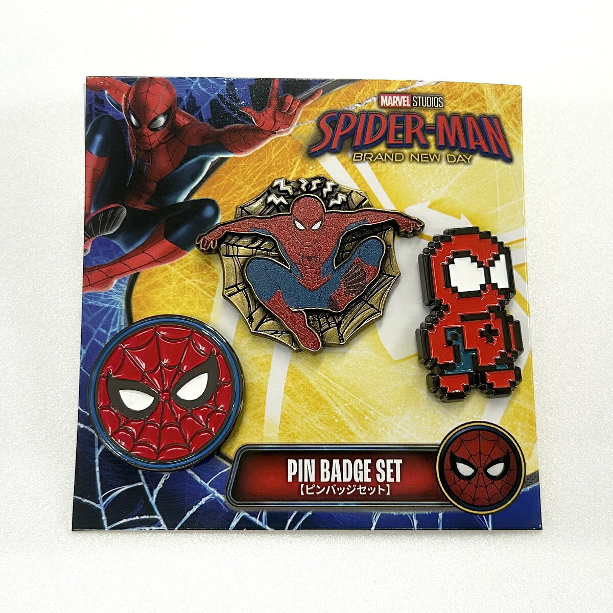 映画「スパイダーマン:ブランド・ニュー・デイ」のピンバッジ3個セットです。【対象年齢】：6歳以上【商品サイズ (cm)】(幅×高さ×奥行）：3〜4.6×3〜3.6×0.5