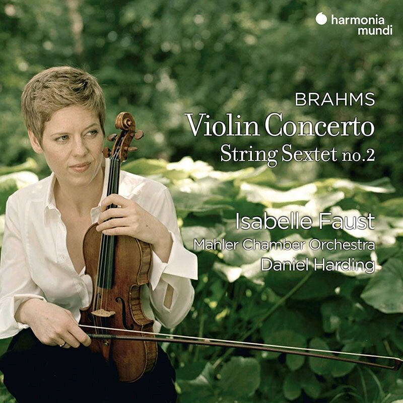 イザベル・ファウストの大名盤、ブラームスのヴァイオリン協奏曲が再登場

2010年録音のイザベル・ファウストの名盤、ブラームスのヴァイオリン協奏曲が再登場。ハーディング指揮によるマーラー・チェンバー・オーケストラとの共演ということでも注目された名演です。
　ヴァイオリン・ソロの冒頭から、ファウストの高度の集中としなやかさに耳を奪われます。第2楽章での高音による旋律では、ファウストの繊細かつ芯のある美音が冴えわたります。第3楽章で見せるエネルギー、それでいてどこか可憐な風合いもある表情はファウストの魅力全開です。全体を通してハーディングの巧みな造形が光る音楽運びも見事です。なお、ファウストはブゾーニのカデンツァを採用。「表情豊かで、作品への畏敬の念に満ち、構造的には単純ながらオリジナリティに溢れ、ブラームスらしさを保ちつつも、ヴァイオリニストの技量の見せどころもちりばめられている」とファウスト自身が熱く語るブゾーニのカデンツァ、注目です。
　カップリングの弦楽六重奏曲は、繊細な冒頭から見事なアンサンブル。マーラー・チェンバーの若手奏者のほか、ナヴァラやフルニエに師事したクリストフ・リヒターなど世代を超えたメンバーによる演奏で、親密でロマンティックな名曲をたっぷりと聴かせます。（輸入元情報）

【収録情報】
● ブラームス：ヴァイオリン協奏曲ニ長調 Op.77

　イザベル・ファウスト（ヴァイオリン／1704年ストラディヴァリウス「スリーピング・ビューティ」）
　マーラー・チェンバー・オーケストラ
　ダニエル・ハーディング（指揮）

　録音時期：2010年2月
　録音場所：ビルバオ、Sociedad Filarmonica
　録音方式：ステレオ（デジタル）

● ブラームス：弦楽六重奏曲第2番ト長調 Op.36

　イザベル・ファウスト（ヴァイオリン／1704年ストラディヴァリウス「スリーピング・ビューティ」）
　ユリア＝マリア・クレッツ（ヴァイオリン）
　ステファン・フェーラント（ヴィオラ）
　ポーリーヌ・ザクセ（ヴィオラ）
　クリストフ・リヒター（チェロ）
　シェニア・ヤンコヴィチ（チェロ）

　録音時期：2010年9月
　録音場所：ベルリン、テルデックス・スタジオ
　録音方式：ステレオ（デジタル）



Powered by HMV