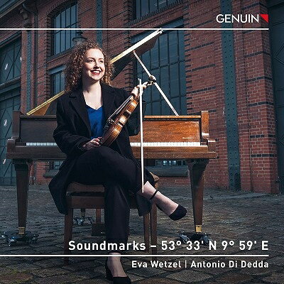ハンブルク音楽大学を修了したばかりの新星
エヴァ・ヴェッツェルがハンブルクの歴史を巡る音楽の旅
19世紀から現代に至る多彩な「サウンドマーク」をヴァイオリンとピアノで描く！

ドイツの新星ヴァイオリニスト、エヴァ・ヴェッツェルが、ドイツ北部の港町ハンブルクにゆかりのある作曲家たちに焦点を当てたユニークなコンセプト・アルバムでデビュー。タイトルの『53° 33' N 9° 59' E』はハンブルクの座標を示しており、視覚的なランドマークではなく、音楽的な響き「サウンドマーク」を通じて街の歴史や人々の営みを紐解くというテーマで制作されています。
　プログラムには、ハンブルク生まれの巨匠ブラームスやフェリックス・メンデルスゾーンの姉ファニー・ヘンゼル[1805-1847]の作品から、晩年をこの地で過ごしたシュニトケやソフィア・グバイドゥーリナ[1931-2025]といった現代の巨匠たちの作品が並び、ハンブルク生まれのユダヤ系作曲家であり、第二次世界大戦を生き抜いたフェリツィタス・ククック[1914-2001]（ヒンデミットの弟子）や、パウル・デッサウ[1894-1979]の貴重な作品も収録。広く知られた名曲と、激動の時代を生きた忘れられがちな作曲家たちの佳品を織り交ぜることで、19世紀から20世紀におけるこの街の多角的な音楽史を見事に描き出し、エヴァ・ヴェッツェルとアントニオ・ディ・デッダの多彩でニュアンス豊かな演奏が、多面的な都市の姿を鮮やかに浮かび上がらせる1枚です。
　エヴァ・ヴェッツェルはノースカロライナ芸術大学で学士号、イェール大学で修士号を取得。2025年10月、ハンブルク音楽演劇大学にてターニャ・ベッカー＝ベンダーの指導のもと、最高学位であるコンツェルトエグザーメン（演奏家課程）を優秀な成績で修了。ベルリン放送交響楽団のアカデミー生を務め、数々の国際コンクールで入賞。2023年秋よりハノーファー音楽演劇大学で自身のクラスを持ち教鞭をとるなど、後進の指導にもあたっています。（輸入元情報）

【収録情報】
● ブラームス／ヴェッツェル＆ディ・デッダ編：湖上で Op.106-2
● ククック：ヴァイオリンとピアノのためのソナタ
● シュニトケ：ヴァイオリン・ソナタ第1番
● ブラームス：F-A-Eソナタ〜スケルツォ WoO2
● デッサウ：ユダヤの踊り
● ファニー・ヘンゼル：ヴァイオリンとピアノのためのアダージョ ホ長調
● グバイドゥーリナ：綱渡りの踊り手
● ファニー・ヘンゼル／ヴェッツェル＆ディ・デッダ編：ゴンドラの歌 Op.1-6

　エヴァ・ヴェッツェル（ヴァイオリン）
　アントニオ・ディ・デッダ（ピアノ）

　録音時期：2025年8月12--15日
　録音場所：ベルリン、イエス・キリスト教会
　録音方式：ステレオ（デジタル）

Powered by HMV