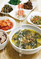 韓国の人たちがこよなく愛するのは、オモニ（おかあさん）がつくる家庭料理。料理自慢のかあさんたちに、家族への愛情がたっぷり詰まったレシピを教えてもらいました。