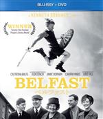 ジュード・ヒル,カトリーナ・バルフ,ジェイミー・ドーナン,ジュディ・デンチ,キアラン・ハインズ,ルイス・マカスキー,ケネス・ブラナー（監督、製作、脚本）,ヴァン・モリソン（音楽）販売会社/発売会社：NBC　ユニバーサル・エンターテイメントジャパン発売年月日：2022/08/03JAN：4550510025834ベルファストで生まれ育ったバディは家族と友達に囲まれ、映画や音楽を楽しみ、充実した毎日を過ごす9歳の少年。笑顔にあふれ、たくさんの愛に包まれる日常は彼にとって完璧な世界だった。しかし、1969年8月15日、バディの穏やかな世界は突然の暴動により悪夢へと変わってしまう。プロテスタントの武装集団が、街のカトリック住民への攻撃を始めたのだ。住民すべてが顔なじみで、まるで一つの家族のようだったベルファストは、この日を境に分断されていく。暴力と隣り合わせの日々のなか、バディと家族たちは故郷を離れるか否かの決断に迫られる——。／ジュディ・デンチやジェイミー・ドーナンといった英国圏の実力派俳優の競演に加え、ベルファスト出身のミュージシャン、ヴァン・モリソンの音楽に載せて届ける珠玉の映画体験。／