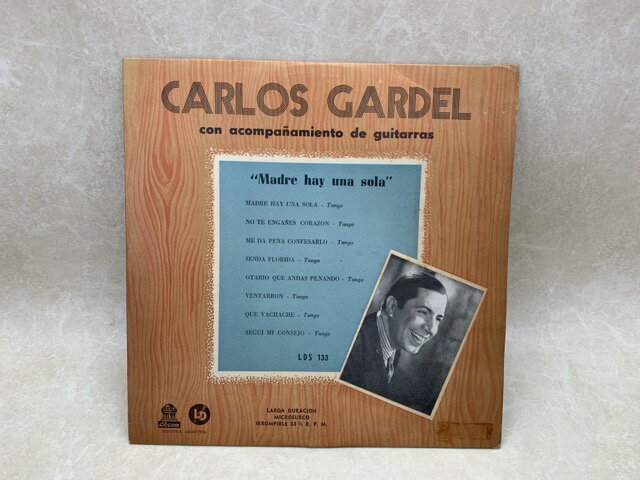 商品名 Con Acomp, De Guitarras madre hay una sola 著者 CARLOS GARDEL 出版社 発売日 備考 【可】　ジャケットテープ跡・底ヌケ少・書込・ヤケ・スレ、盤キズ 判型 JAN / ISBN / ※当社レコードコンディション基準 (S) : 新品/未開封品 (A) : 美品 / 使用感がない・僅か (B) : 良・並品 / 細微なキズまたは汚れ・経年並の使用感がある (C) : 少難あり品 / 再生上難がある可能性がある目立つキズなど また、記載のない付属物に関しては原則ないものとします