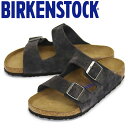 足の形状を考慮したBIRKENSTOCKソフトベッド アッパー: ベロアレザー 中敷: ベロアレザー アウターソール: EVA 詳細: 繊維の触感が嬉しい金属製のバックルを使って自由にフィット感を調整できるダブルストラップ、ディテールをカラーコーディネート Made in Germany ※ご覧頂くWEB環境(PC・スマートフォンの画面設定)や商品の個体差等により色味が異なる場合もございます。 ※天然素材使用しているパーツがある場合など、BIRKENSTOCKでは傷や自然の特長をそのまま活かせるように加工を行っております。天然素材使用しているパーツ部分は特性上の風合いとなりますので不良ではございません。 ※入荷時期によりマイナーチェンジの可能性がございます。予めご了承下さいませ。BIRKENSTOCK(ビルケンシュトック)正規取扱店メーカー希望小売価格はメーカーサイトに基づいて掲載していますBIRKENSTOCK (ビルケンシュトック) Designed By Nature. ビルケンシュトックの足跡、それはフットベッドにある。 「デザインはしていない、自然が作り上げた」とはサンダルの生みの親＝カール・ビルケンシュトックによる自然のフットベッドを振り返ったときの言葉。 つまりは、ヒトの足型にストレートに向き合うことで、必然的に生まれた機能美であるということ。 1900年代当初、木製や金属製のフットベッドが常識だった頃、革新的なコルク×ラバー製のブルーフットベッドを開発。 これをもとに、60年代初頭にサンダル第一号が生まれました。現代でもさらなる履き心地の向上に余念がありません。 1774年に起源を持つビルケンシュトック社の240余年にもわたる足跡は、フッドベッドにはじまり、未来もなおフットベッドと共に歩み続けていきます。