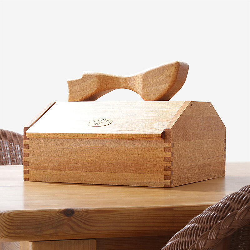 シューケア用品の収納に、あるとうれしいタピールの「木の道具箱」。ヨーロッパ産のブナ材を使用し、天然木ならではの温もりを楽しめる収納ボックスです。箱の上部には靴置きが固定されているので、靴を磨く時にかかとを引っかけて使用できます。お気に入りの靴をケアする時間が楽しくなりそうですね♪