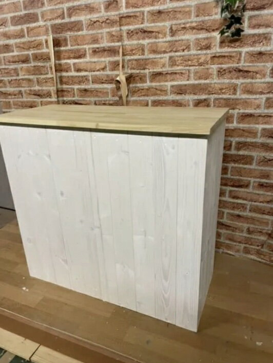 温もりのある天然木にオシャレな塗装を施しました。 お店のカフェカウンターやレジカンター、受付カウンターとしてご利用ください。 カウンター内側は未塗装です。 ◆商品SIZE◆ 幅84cm×高さ83cm×奥行き40cm オーダーサイズでのご注文も承っておりますのでお気軽にお問い合わせください。 別途お見積りさせて頂きます。 ※北海道、沖縄、離島には配送できません。ご了承くださいませ。 ※無垢板を使用しているため、環境によりヒビが入ることもあります。ご了承くださいませ。 ※形状、カラー、品質がイメージと違ったといってキャンセル・返品・交換を求める方がいらっしゃいます。 その様な理由でのキャンセル・返品・交換はお断りさせて頂いております。ご了承の上、ご注文お願いします。 ※返品・キャンセルはお断りさせて頂いております。ご了承の上、ご注文お願いします。 初期不良は商品お届け後、5日以内にご連絡お願いします。修理・交換等の対応をさせて頂きます。 商品お届け後、5日以降は初期不良対応を受け付けることができません。 【天然木の経年変化、ハンドメイドを愉しむ】 無垢材を使用しておりますので、木目、目の詰まり方、節の有無、節欠けや色合いなど 同じ木から切り出しても同じものはない唯一無二のものになります。 また、ハンドメイドによるものですので多少の誤差が生じます。 木の割れや反りなど、使用上及び強度に問題なければそのまま生かし 使用致しますのでご理解のほどよろしくお願い致します。 こちらの商品は、すべてハンドメイド作品であり材料は天然の物を使用しております。 天然木には、個体差などがあり。お色など見本品と多少異なる場合があります。 寸法なども多少の狂いなどが生じる場合があるかも知れませんが、ご理解の程宜しくお願い致します。 木によっては、既製品には見られない反りや、割れ、凹みなどさまざまなことが生じる場合がございます。 ハンドメイドであることをご理解頂けるお客様のみご購入頂きます様宜しくお願い致します。 完璧なものをお望みの方や神経質な方は、ご購入をお控え下さいますよう宜しくお願い致します。