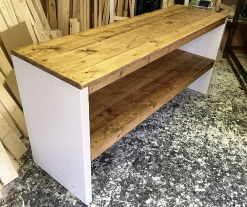 天然木を使用して、1点1点すべて「ハンドメイド」で製作しています。 また完成品をお届け致しますので、梱包を開封して頂ければそのままお使い頂けます。 （手間のかかる組み立てが一切いりません） 合板、化粧板には出すことができない、天然木独特の風...