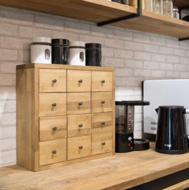 天然木を使用して、1点1点すべて「ハンドメイド」で製作しています。 合板、化粧板には出すことができない、無垢材独特の風合いがあります。 家にいながら、まるで オシャレなカフェにいるような雰囲気を感じれます。 ■ カラー ◆レトロパイン 　　使い込まれた木の温もりを感じさせる優しい色合い。 ◆ヴィンテージオーク 　　年月をかけて深みを増した木の重厚感を表現。 ◆アンティークブラック 　　シックで洗練された深みのある色合い。 ■ サイズ 本体：高さ40cm×幅41.5cm×奥行き15cm 箱内寸：幅11.5×奥行き10cm×高さ5cm 一つ一つ丁寧に製作しておりますが若干のサイズの誤差はございます。 ■ 素材 木材：パイン集成材、桐材 ■ 商品の特徴 天然木の手触りとぬくもりが感じられる作品です。 1つ1つ手作りだからこそ生まれる木の風合いが、 暮らしの中にほっとする瞬間をもたらします。 例えば、キッチンではスパイスや小さな調味料をスッキリ収納し、 料理の度に手に取りやすい整理整頓された空間に。 ドレッサー周りでは、コットンやアクセサリー、 ヘアクリップをまとめておけるので、朝の身支度もスムーズに。 クローゼットでは、アクセサリーや時計など、 毎朝の装いに合わせてスムーズに取り出せる収納場所として。 忙しい朝も、自分だけの整った空間で、気持ち良く一日をスタートさせられます。 さらに、手芸が好きな方には、 ボタンやリボンなどの細かな材料をまとめて収納するのにも最適。 散らかりやすいアイテムをきれいに整理しておけば、 作業に集中でき、手仕事の時間もより楽しくなります。 コンパクトなデザインで、場所を選ばず、 使い方次第でさまざまなシーンに溶け込みます。 天然木の風合いが、日々の生活にちょっとした喜びを加えてくれる、そんな一品です。 引き出しには柔らかく調湿性に優れた桐材を使用しているため、 中のものを痛めにくくなっています。 デリケートなものも安心して収納できる設計です。 ■ こだわりの塗装と仕上げ オイルとワックスを用いた2段階の塗装方法を採用しています。 オイルは木の内部に染み込み、木目を際立たせます。 一方、ワックスは表面を保護し、滑らかさや艶を加える役割を果たします。 この木材の内部と表面の2層をしっかりと塗装することで、 長持ちし、滑らかな触り心地、見た目の良い家具雑貨が完成します。 ※画像のディスプレイ小物はイメージです。付属品ではありません。 ※無垢板を使用しているため、環境によりヒビが入ることもあります。ご了承くださいませ。 ※形状、カラー、品質がイメージと違ったといってキャンセル・返品・交換を求める方がいらっしゃいます。 その様な理由でのキャンセル・返品・交換はお断りさせて頂いております。ご了承の上、ご注文お願いします。 ※返品・キャンセルはお断りさせて頂いております。ご了承の上、ご注文お願いします。 初期不良は商品お届け後、5日以内にご連絡お願いします。修理・交換等の対応をさせて頂きます。 商品お届け後、5日以降は初期不良対応を受け付けることができません。 【天然木の経年変化、ハンドメイドを愉しむ】 無垢材を使用しておりますので、木目、目の詰まり方、節の有無、節欠けや色合いなど 同じ木から切り出しても同じものはない唯一無二のものになります。 また、ハンドメイドによるものですので多少の誤差が生じます。 木の割れや反りなど、使用上及び強度に問題なければそのまま生かし 使用致しますのでご理解のほどよろしくお願い致します。 こちらの商品は、すべてハンドメイド作品であり材料は天然の物を使用しております。 天然木には、個体差などがあり。お色など見本品と多少異なる場合があります。 寸法なども多少の狂いなどが生じる場合があるかも知れませんが、ご理解の程宜しくお願い致します。 木によっては、既製品には見られない反りや、割れ、凹みなどさまざまなことが生じる場合がございます。 ハンドメイドであることをご理解頂けるお客様のみご購入頂きます様宜しくお願い致します。 完璧なものをお望みの方や神経質な方は、ご購入をお控え下さいますよう宜しくお願い致します。
