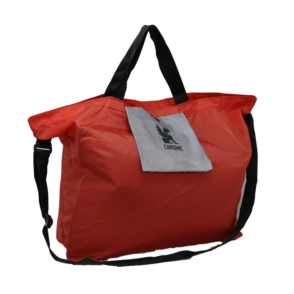 [ブランド]クローム CHROME[モデル]SAFETY POCKET SHOULDER[コメント]SAFETY POCKET SHOULDER BAG（セーフティー ポケット ショルダー バッグ）100%リサイクルナイロンを採用し、ECOに配慮したパッカブルバッグ。パッカブル時にはわずか4cmに収まる薄さを実現し、バッグ収納時にはスペースを無駄にしないミニマム性。ライディング時の視認性を確保するリフレクティブポケット。バイクサドルやバッグにアタッチできるプラスチックモジューブ付きSIZE(外寸)：W33 x H32.5 x D15(cm)_W13 × H16(cm) packedVOLUME(容量)：13LBAG MATERIAL(素材)：70デニール ポリエステル リップストップ ナイロンWATER PROOF(防水仕様)：撥水クローム一覧ページへ取扱ブランド一覧へ