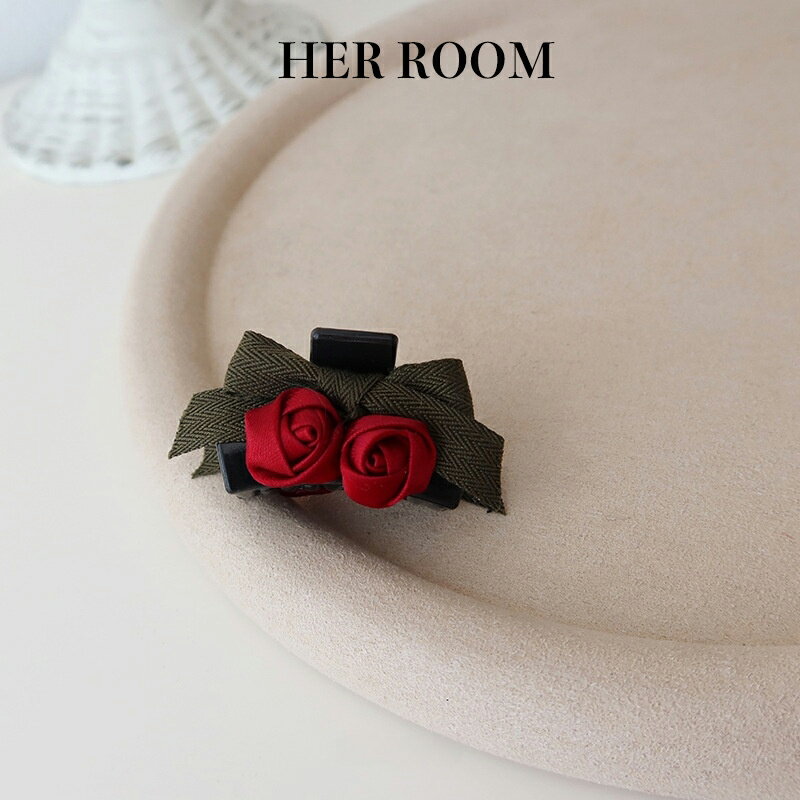 ヴィンテージミニヘアクリップ 赤バラサテン造花の艶やかさ オリーブグリーンチェックリボンのミリタリ..