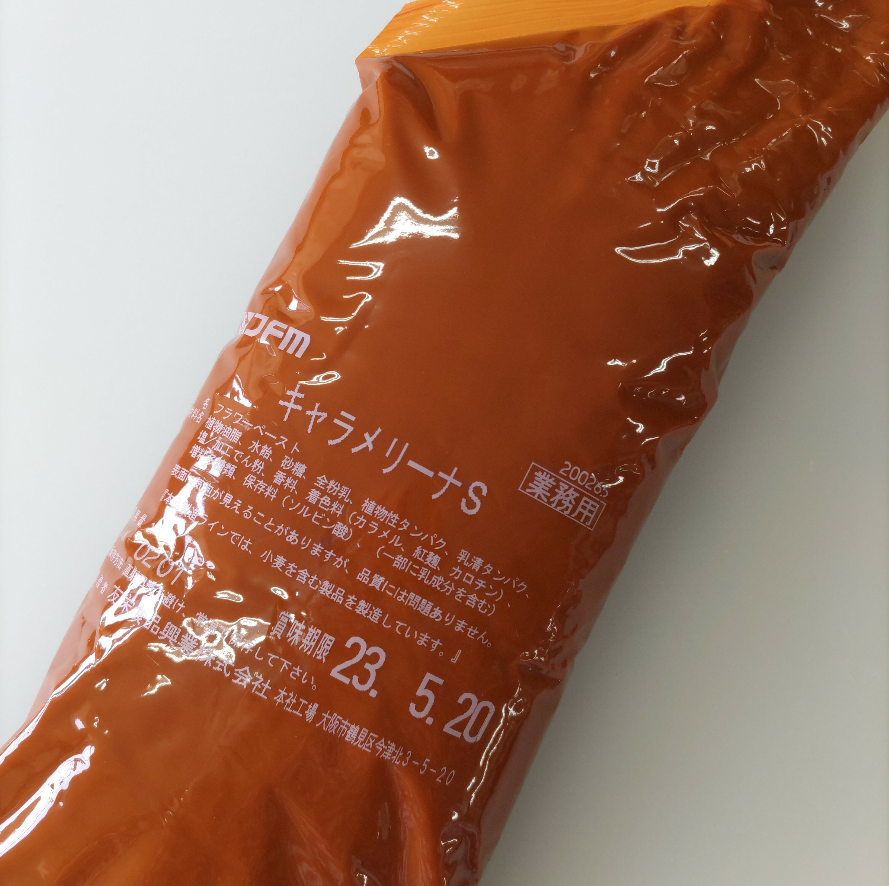 ■内容量 1kg×4袋 ■メーカー 友栄食品興業株式会社 ■保存方法 温度に敏感な商品ですので、保管温度（25±5℃）を厳守し、直射日光は避けて保管をして下さい。開封後は雑菌がが混入する恐れがありますので、お早めにお使い下さい。 表面に気泡が見えることがありますが、品質には問題ありません。 ■発送方法 常温便・クール便（冷蔵） ■原材料 植物油脂、水飴、砂糖、全粒粉、植物性タンパク、乳清タンパク、塩／加工でん粉、香料、着色料（カラメル、紅麹、カロチン）、増粘多糖類、保存料（ソルビン酸）（一部に乳成分を含む） ■コメント【ミルクキャラメル風味の耐熱性のあるフラワーペーストです】 【馴染みのあるキャラメル味】 ミルク感とカラメル感のバランスのとれた、馴染みあるキャラメルの味わいです。 【キャラメルらしい物性】 ◆ツヤのある見た目独自の技術でキャラメルそのもののような見た目を実現！ツヤのあるキャラメル色はキャラメルそのもの！ ◆なめらかな食感 ざらつきのないなめらかな食感に仕上げました。 ※賞味期限：常温、未開封で108日 。 【ご注意事項】 ●お届けまでしばらくお待ちいただく場合がございます。 ●外箱にシールを剥がした跡がつきますが、入荷時につく運送会社のシールを剥がした跡になります。 ●複数ご購入を頂きました場合、箱からお出しして梱包させていただく場合がございます。キャラメルらしい味わいと食感が楽しめるミルクキャラメル風味の耐熱性のあるフラワーペーストです。