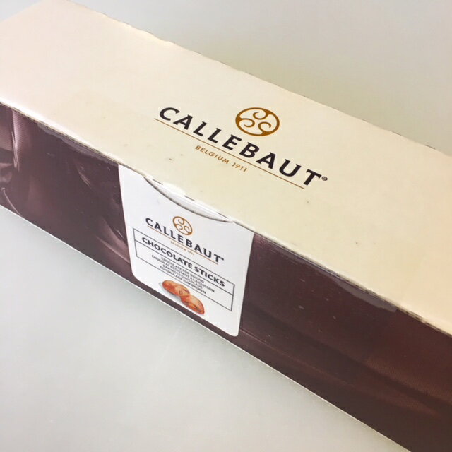 ■名称 チョコレート ■内容量 1.6kg ■メーカー BARRY CALLEBAUT BELGIUM N.V. ■保存方法 温度12～20℃、湿度70％以下の涼しい場所で保存して下さい。開封後は、なるべくお早めにお召上がり下さい。 ＊夏場は冷蔵で保存して下さい。 ■発送方法 クール便（冷蔵・冷凍） ＊冬季のみ常温便 ■原材料 砂糖、カカオマス、カカオバター、レシチン、香料（一部に乳成分・大豆を含む） ■コメント 焼成しても溶けにくい、焼きこみ用のチョコレートです。クロワッサン、パン・オ・ショコラにお使いください。カカオ44％。1本の長さは約8cmです。 　 ※箱のデザインが写真と相違している場合がございますので、ご了承お願いします。焼成しても溶けにくい、焼きこみ用のチョコレートです。クロワッサン、パン・オ・ショコラにお使いください。