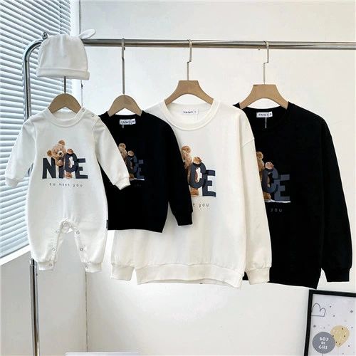 width="100%"> 商品詳細 商品特徴 ●おしゃれな親子ペアルック服。 ●家族揃いで幸せ感たっぷり。 ●家族旅行、撮影、運動会、お出かけに最高。 ●誕生日記念日、ご家族へ感謝の気持ちとしての贈り物に大人気。 ●着心地の良い柔らかい素材を使用しています。 ●カジュアルなファッションにピッタリのアイテムです。大人から子どもまでサイズ展開があり、センスを感じる親子お揃いコーデにおすすめの1枚になっています。 ●パパやママへのプレゼントにも、親子でペアが楽しめるトレーナーは嬉しいもの。記念にもなりますよ。 商品内容 トレーナー単品 素材 綿100% 販売対象 自宅用、ギフト用 【ロンパース66】参考体重5-7kg、参考身長56-66cm、着丈：54cm、バスト：50cm 【ロンパース73】参考体重7-9kg、参考身長63-73cm、着丈：58cm、バスト：54cm 【ロンパース80】参考体重9-10kg、参考身長70-80cm着丈：62cm、バスト：58cm 【ロンパース90】参考体重10-13kg、参考身長77-87cm、着丈：66cm、バスト：62cm 【子供80】参考体重5-7kg、参考身長73-85cm、着丈：31cm、バスト：64cm 【子供90】参考体重7-10kg、参考身長85-95cm、着丈：34cm、バスト：68cm 【子供100】参考体重10-13kg、参考身長95-105cm、着丈：37cm、バスト：72cm 【子供110】参考体重13-15kg、参考身長105-115cm、着丈：40cm、バスト：76cm 【子供120】参考体重15-18kg、参考身長115-125cm、着丈：43cm、バスト：80cm 【子供130】参考体重18-23kg、参考身長125-135cm、着丈：46cm、バスト：84cm 【子供140】参考体重23-28kg、参考身長135-145cm、着丈：49cm、バスト：88cm 【子供150】参考体重28-33kg、参考身長145-155cm、着丈：52cm、バスト：92cm 【大人S】参考体重37-45kg、参考身長145-155cm、着丈：61cm、バスト：104cm 【大人M】参考体重45-52kg、参考身長150-160cm、着丈：63cm、バスト：108cm 【大人L】参考体重52-57kg、参考身長155-165cm、着丈：65cm、バスト：112cm 【大人XL】参考体重55-65kg、参考身長160-170cm、着丈：67cm、バスト：116cm 【大人2XL】参考体重65-72kg、参考身長165-175cm、着丈：69cm、バスト：120cm 【大人3XL】参考体重72-80kg、参考身長170-180cm、着丈：71cm、バスト：124cm 【大人4XL】参考体重80-87kg、参考身長175-185cm、着丈：73cm、バスト：128cm ※サイズについて不明な方はお気軽にお問い合わせください。 ※表示サイズより多少の誤差(約1-3cm)が生じる場合がございます。 送料 沖縄以外送料無料、沖縄地方1500円 ラッピング対応 ラッピング袋手配可能。 注意事項 ※表示サイズがある場合、多少の誤差(約1-3cm)が生じる場合がございます。 ※製造上、細かな汚れやシワ糸のほつれが発生する場合がございます。 ※モニターの発色の具合によって実際のものと色が異なる場合が御座います。 ※&nbsp;商品の仕様は、製造元の都合により予告なく変更することがあります。また、突然の欠品等で商品手配の遅れや手配ができない場合がございます ので、ご了承ください。 ※土日祝祭日のご注文およびお問い合わせへの弊社からのご連絡は、翌営業日となります。 ※その他のよくあるご質問。【関連キーワード】親子ペア パパ ママ ペアルック カップル 長袖 ペアカップル親子 カップルお揃い 服 プレゼント親子 親子ペアルック　親子ペアトレーナー 親子お揃い　親子ペアルック　トレーナー 親子お揃い　トレーナー メンズ レディース ユニセックス おそろい親子服 兄弟お揃い 姉妹お揃い　トレーナー 長袖 プレゼント ギフト 子供 親子 お揃い服