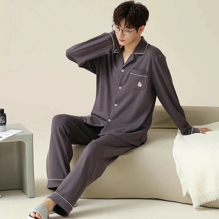▲商品内容：パジャマ（トップス+長ズボン） ▲素材：綿100％ ▲サイズ： ・トップス： 【L】：身丈 70cm、バスト 100cm、肩幅 14cm、袖丈 60cm 【XL】：身丈 72cm、バスト 104cm、肩幅 15cm、袖丈 61cm 【2XL】：身丈 74cm、バスト 108cm、肩幅 16cm、袖丈 62cm 【3XL】：身丈 76cm、バスト 112cm、肩幅 17cm、袖丈 63cm ・長ズボン： 【L】：身丈 98cm 【XL】：身丈 100cm 【2XL】：身丈 102cm 【3XL】：身丈 104cm ▲注意事項： ・測定したサイズは素人採寸のため1〜3cm程度の誤差が生じる場合があります。 ・商品画像はライトの下で撮影しており、ご覧いただくモニター等の違いで画像と実商品の色合いが若干異なる場合がございますので、予めご了承下さい。