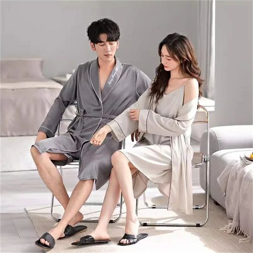 width="100%"> 【ポリエステル繊維のメリット】 シルク風ですべすべして肌触りが気持ちいいです。暑い日も快適に過ごせて涼感の感じが出る。 丁寧かつ丈夫であるため、長期間やさしい着心地を楽しめます。 結婚プレゼントや記念日ギフトで、春秋夏でも可愛いに演出。 恋人二人で一緒に着て、ラブラブ感が溢れている。 自宅用は勿論、父の日、母の日、結婚お祝い、お誕生日、記念日、敬老の日などのギフトにも最適です。 商品内容 1着 素材 ポリエステル100% 販売対象 自宅用、ギフト用 サイズ サイズ写真をご参考ください。 サイズについて不明な方はお気軽にお問い合わせください。 送料 沖縄以外送料無料、沖縄地方1500円 ラッピング対応 ラッピング袋手配可能。 注意事項 ●表示サイズがある場合、多少の誤差(約1-3cm)が生じる場合がございます。 ●製造上、細かな汚れやシワ糸のほつれが発生する場合がございます。 ●モニターの発色の具合によって実際のものと色が異なる場合が御座います。 ●&nbsp;商品の仕様は、製造元の都合により予告なく変更することがあります。また、突然の欠品等で商品手配の遅れや手配ができない場合がございます ので、ご了承ください。 ●土日祝祭日のご注文およびお問い合わせへの弊社からのご連絡は、翌営業日となります。 ※その他のよくあるご質問。 関連キーワード：洗える 合成 シルク パジャマ レディース 高級 サテン パジャマ ペア メンズ パジャマ 夏 ペアパジャマ 春夏 シルク パジャマ カップル ペア ルームウェア カップル ペアルック パジャマ 長袖 おすすめ セクシー ルームウェア おしゃれ 無地 人気 部屋着 ギフト寝間着 父の日 母の日 敬老の日 プレゼント 送料無料 メンズ パジャマ おしゃれ 長袖 シルク 風 ペアルック パジャマ 結婚祝い プレゼント 友人 おしゃれ おすすめ 贈り物 ペア関連キーワード：ペアパジャマ 合成 シルク パジャマ ペア おしゃれ 結婚祝い プレゼント ペアパジャマ サテン シルク パジャマ メンズ ペアルック パジャマ おそろい レディース ルームウェア 可愛い カップル ペア 寝巻き 上下セット パジャマ ペアルック 前開き 部屋着