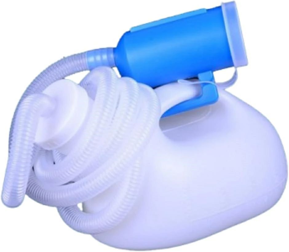 バリエーションコード : 2B9PJVYU53「気圧調整機能付きでスムーズな排尿」チューブ付きキャップには小さな通気穴があり、内部と外部の気圧を調整。尿がスムーズに流れ込み、使用時のストレスを軽減します。「大容量3000mLで安心」尿瓶は大容量の3000mL仕様。排尿の頻度が多い方や、長時間の使用が必要な方に最適で、頻繁に処理する手間を減らします。「こぼれや臭いを防ぐ安心設計」キャップ付きでこぼれにくく、臭い漏れを防ぐ設計。移動時や保管時も安心して使用できます。「携帯しやすく便利なサイズ」ベッドサイドや旅行時に便利な設計。高齢者や寝たきりの方、介護が必要な方のサポートアイテムとしても活躍します。「清潔でお手入れ簡単」滑らかなプラスチック素材で、口が広く洗浄しやすい設計。常に清潔な状態を保ち、衛生的に使用できます。ホース付きのロングタイプとホースなしのショートタイプの2種類をご用意しています。バリエーションコード : 2B9PJVYU53「気圧調整機能付きでスムーズな排尿」チューブ付きキャップには小さな通気穴があり、内部と外部の気圧を調整。尿がスムーズに流れ込み、使用時のストレスを軽減します。「大容量3000mLで安心」尿瓶は大容量の3000mL仕様。排尿の頻度が多い方や、長時間の使用が必要な方に最適で、頻繁に処理する手間を減らします。「こぼれや臭いを防ぐ安心設計」キャップ付きでこぼれにくく、臭い漏れを防ぐ設計。移動時や保管時も安心して使用できます。「携帯しやすく便利なサイズ」ベッドサイドや旅行時に便利な設計。高齢者や寝たきりの方、介護が必要な方のサポートアイテムとしても活躍します。「清潔でお手入れ簡単」滑らかなプラスチック素材で、口が広く洗浄しやすい設計。常に清潔な状態を保ち、衛生的に使用できます。ホース付きのロングタイプとホースなしのショートタイプの2種類をご用意しています。