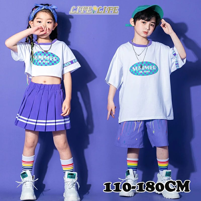 商品：子供服・ダンス衣装 素材 ：ポリエステル 内容物：女の子【ブラウス+スカート】、男の子【ブラウス+ショートパンツ】 カラー：ホワイト＆パープル サイズ：10/120/130/140/150/160/170/180 生産国：中国 【注意事項】 ※海外製品の為、実寸が多少異なる商品も御座います。 1、PC環境・光の具合により、色や素材のイメージが写真と若干異なる場合がございます。 2、商品写真はできる限り実物の色に近づけるよう加工しておりますが、 お客様のお使いのモニター設定、お部屋の照明等により実際の商品と色味が異なる場合がございます。 3、こちら未開封品に限り返品可能となります。（返送時送料はお客様にご負担頂いております） 4、注文確認後、キャンセル不可となっております。 予めご了承くださいますようお願い致します。 5、商品の仕様は改良等のため予告なく変更する場合があります。また本サイトの写真とお届け商品の色合いが多少異なる場合や、制作の都合上、柄などの出方が写真と異なる場合がございますので、ご了承下さい。