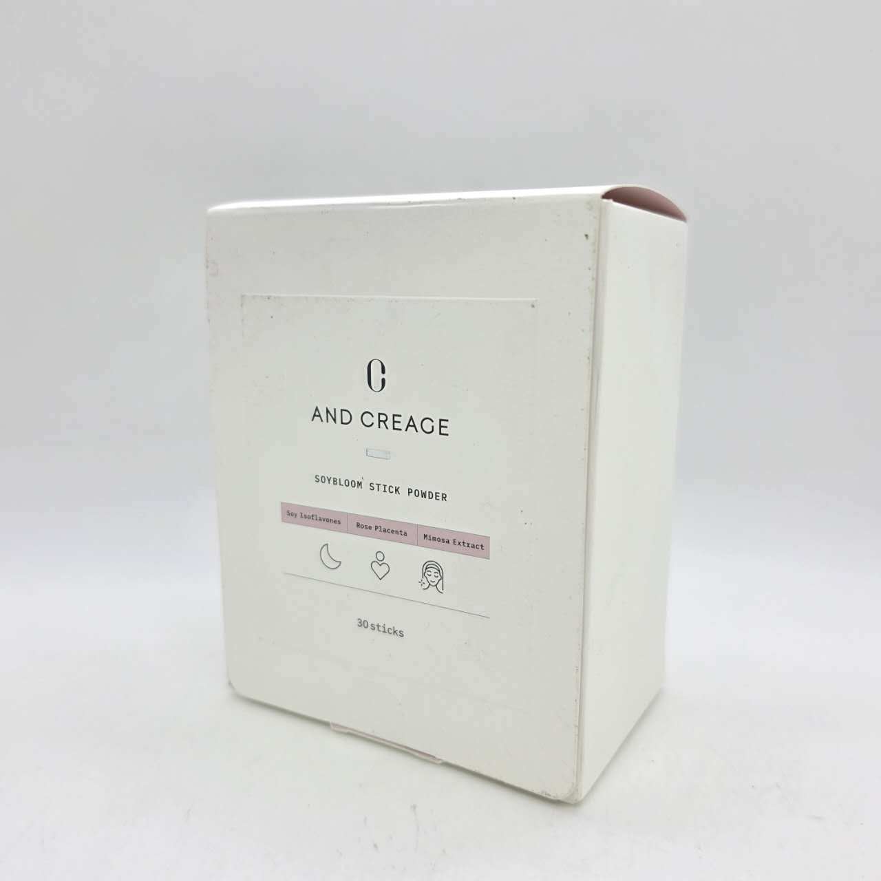 アンド クレアージュ ソイブルームスティックパウダー 30包 【毎日のコンディションを​多角的にサポート​】 与えるだけでなく、​ 毎日に活かすための双方向アプローチ。​ 大豆イソフラボン・発酵ローズエキス・​ラクトビオン酸をかけ合わせた​ 大人女性の毎日のリズムに着目した​配合設計。​ 毎日のコンディションを​ケアしながら、​活力ある毎日をサポートします。 【気分＆​リフレッシュサポート​】 セロトニンの持つ「満足感」や「安らぎ感」に着目した設計。​ ミモザエキス・発酵ローズエキス・GABAを組み合わせ、穏やかな気持ちで過ごしたい​ 毎日のリラックスタイムをサポートします。 忙しい日が続くときも、​ストレスが気になるときも、​ほっとひと息つきたい時間の習慣に。 【内側からの​美容サポート】 毎日のコンディションケア成分​ に加え、​次世代の美容成分NMNを配合。​エイジングケア※を、​毎日の習慣の中でサポートします。 ※エイジングケアとは年齢に応じた栄養補給によるケアのこと​ 【毎日の続けやすさを​考えたパウダータイプ​】​ サプリメント世代のことを考えた​毎日続けやすく​持ち運びに便利なスティックタイプ。バッグに入れて​どこでも手軽にお使いいただけます。