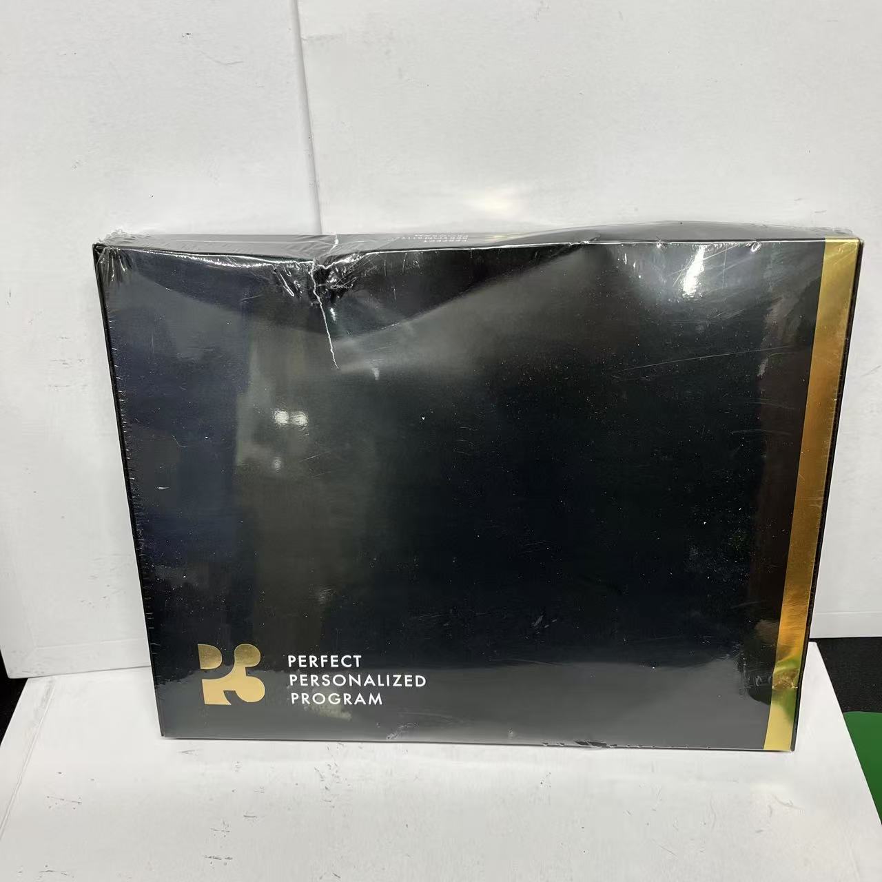 P3 NMN ヒカル プロデュース サプリ9000mg (1包300mg) 高純度99.9% サプリメント 日本製 亜鉛ストロング マルチビタミン アミノ酸 ミネラル DHA EPA L-シスチン α-リポ酸 54種類 美容成分 高配合 (30日分) ブランド P3 風味 アンフレーバー プライマリサプリメントタイプ NMN ユニット数 1.00 個 商品の形状 タブレット 商品寸法 (長さx幅x高さ) 18.2 x 23 x 3 cm 食事タイプ グルテンフリー 対象年齢 大人 素材の特徴 植物由来 メーカー LADDER 【NMN1日あたり300mg(目安)】国産日本製のNMN1箱「9,000mg」で高配合 純度100％（第三者機関で試験済）と品質も保証 ハツラツとした毎日をサポート 【16種のビタミン・ミネラルを高配合】不規則な食生活で不足しがちなビタミン（ビタミンA,ビタミンC,ビタミンE,ビオチンなど）やミネラル（亜鉛など）を厚生労働省基準量以上で配合（日本人の食事摂取基準2025年版-対象:30〜49歳女性） 【54種の美容健康サポート成分を凝縮】DHA、EPA、L-シスチンをはじめトータルで53種類の成分を9粒に詰め込み綺麗でイキイキとした毎日をサポート 【日本製】品質維持の為に安心・安全な国内のGMP認定工場で徹底した品質管理のもと製造を行っております