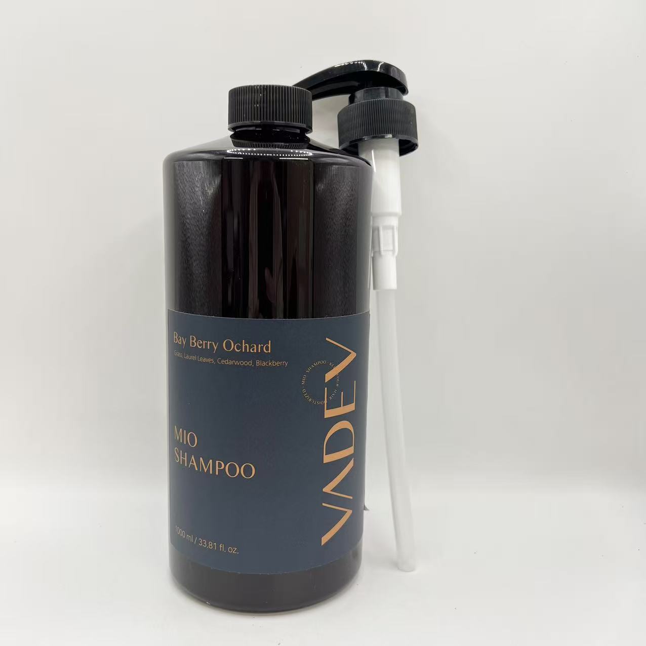 ブランド名：VADEV 商品名：VADEV MIO 弱酸性シャンプー 内容量：1000ml タイプ：弱酸性 / 低刺激 / ノンシリコン 香り：パフューム系（高級感のある香り） 対象：家族用 / 敏感肌 原産国：韓国 使用部位：頭皮・髪 特徴：フケ・かゆみ対策、地肌ケア、保湿 使用方法：適量を泡立てて洗浄後、よくすすぐ 推奨肌質：敏感肌・乾燥しやすい頭皮 用途：毎日のシャンプー
