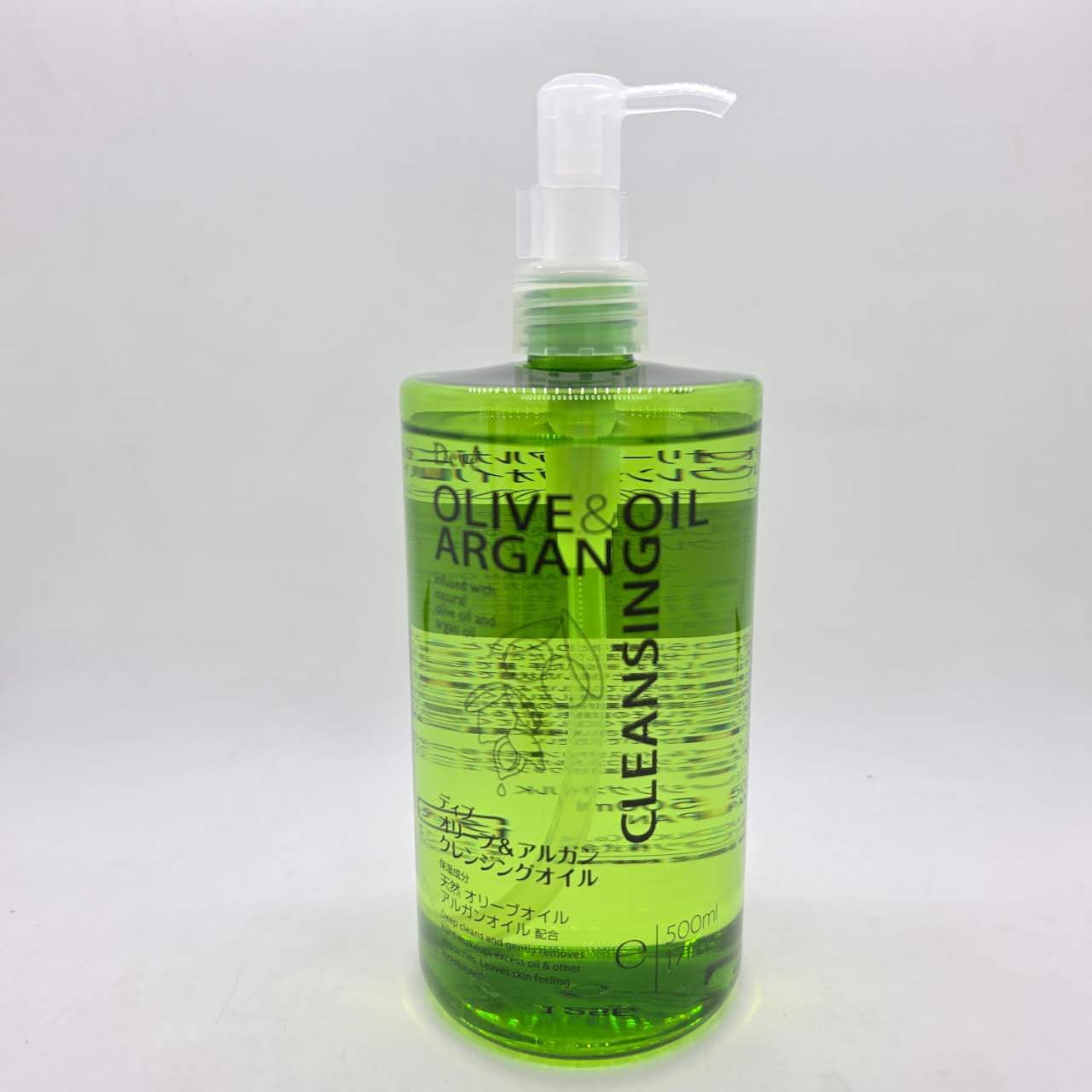 ディブ オリーブ&アルガンクレンジングオイル 500ml お肌にやさしく良いことたくさんの2つのオイル、天然オリーブと天然アルガンオイルを配合したクレンジングオイルです。 オリーブオイル：スペイン生まれ、植物の栄養素がぎっしり詰まった自然の恵み。 アルガンオイル：貴重なモロッコ産高級アルガンオイル。環境にやさしく高い保湿効果でお肌にたっぷり栄養を与えます。 自然の力でお肌にやさしくたっぷり保湿。貴重な植物オイルを贅沢に配合。オイルなのにつっぱらない。 下地＋マスカラでもスムーズに落ちる、お風呂場でも使える天然クレンジングオイルです。