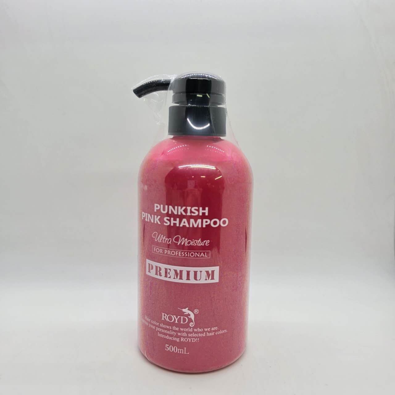 ロイド プレミアム仕様 カラーシャンプー 500ml 【大人気のROYDから、プレミアム版が登場】カラートリートメントシャンプーの分野で人気を博すROYDから、プレミアム版のカラートリートメントシャンプーが登場。11種類のアミノ酸を配合し、髪の潤いを保つ、独自のトリートメント効果を実現。まるで毎日がサロン帰りと感じるような爽やかな潤いを実現します。使用方法はとても簡単。髪と地肌を充分に濡らしてから、適量を手に取り、髪全体にのばしよく泡立てマッサージするように洗います。その後、数分放置した後にぬるま湯などで良く洗い流すだけ。一度、軽くワンシャンしてからシャンプーするとより泡立ちがよく、また放置時間により色の入り具合が変わります。頭皮の汚れを落としながら、髪の黄ばみを予防しアッシュ系のカラーをキープするシャンプーです。