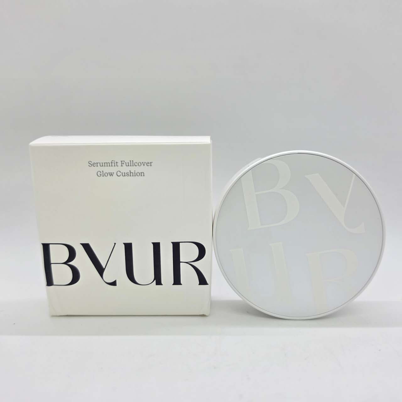 ByUR バイユア セラムフィットフルカバー グロークッション V1 / #17フェア あふれる輝き、透明ツヤ美肌。より薄く密着、「毛穴管理※1」を強化。 ルミナスグローなクッションファンデーションつけているのを忘れるような軽やかさと高い密着力、光り輝くツヤ感…。 ※ 1 乾燥した毛穴にうるおいを与えて毛穴の目立ちを気にならなくすること。 ピュアな色味の明るいアイボリー