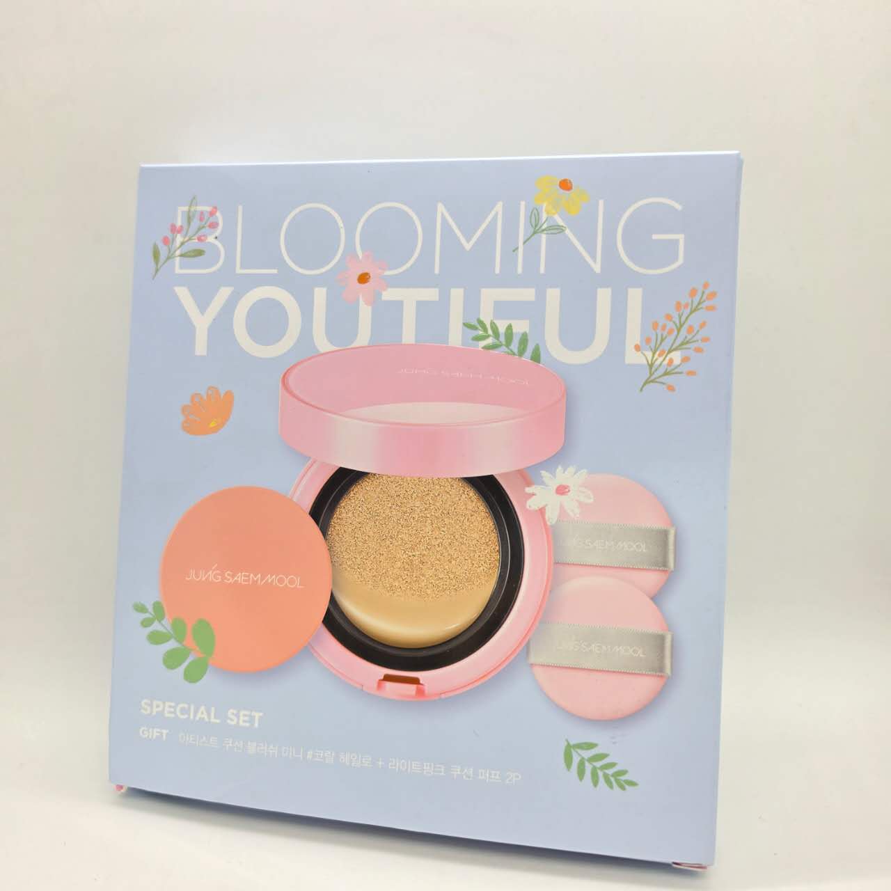[JUNG SAEM MOOL ]エッセンシャルスキンヌーダークッション ピンクエディション 春の空気に溶け込むように、ほのやかに広がりやがて消えていくピンクの一瞬をとらえたパッケージ。 本品と詰め替えリフィルとクッションブラッシュ（ミニサイズ・Coral Halo）がセットになったお得な限定キットです。 point1 時間が経っても変わらない透明感 時間が経っても変わらない透明感、ナチュラルラスティング： スキンコーティングフィクサーが肌にぴたっと密着し、時間が経っても澄んだ輝きを保ちます。 point2 本来の綺麗なキメを生かすツヤ