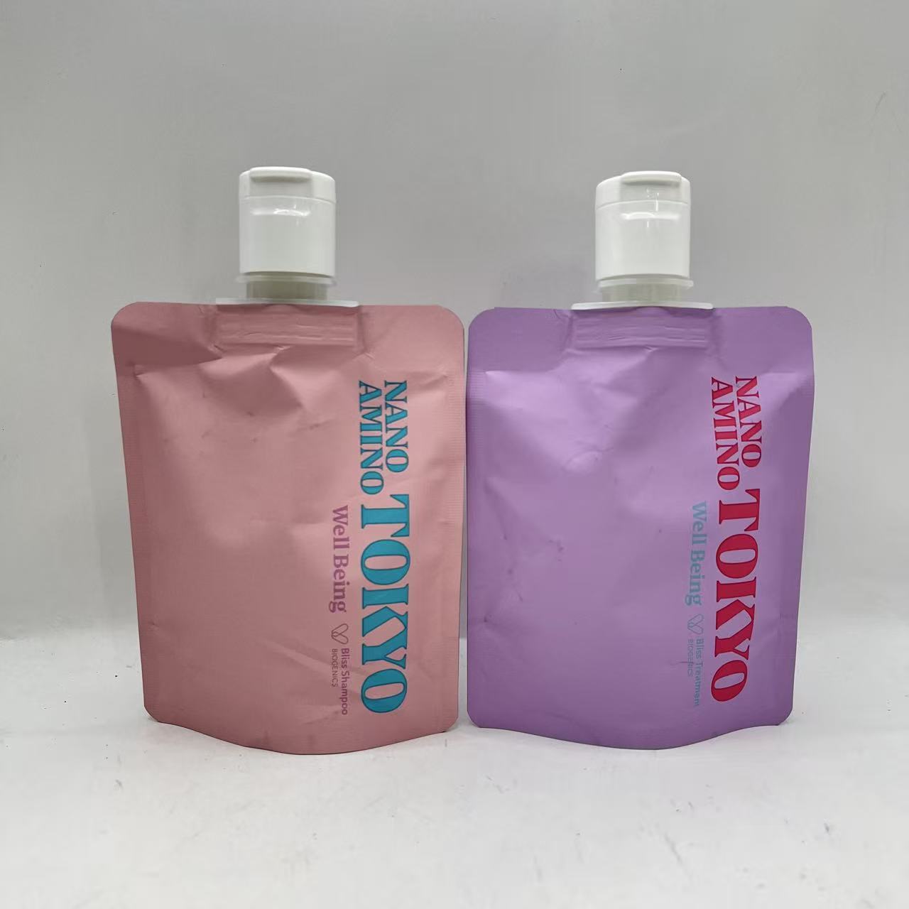 ナノアミノトーキョーブリスシャンプー(100ml）トリートメント（100g） トライアルセット ナノアミノトーキョーブリスシャンプーとトリートメントのトライアルセット。頭皮ケアもできる濃密泡で洗うシャンプーと、トステア配合でうねりケアも叶うトリートメントのセットで、ぷるんとまとまる髪に。 シャンプー：泡立ちの良いノンシリコンシャンプー。地肌のうるおいケアもできるスキンケア発想の乳酸菌発酵エキスを配合し、ナノCMCをはじめとしたサロンクオリティー成分でダメージヘアをしっかり補修。 トリートメント：髪が芯からうるおってまとまる、ヘアトリートメント。乳酸菌発酵エキス配合で潤いを与えながら、うねりケア成分トステアを高配合！ サロンクオリティー成分でダメージを髪の内部から補修しながらうねりのない、しなやかなまとまる髪へ。 『ブリスフルノートの香り』 毎日のシャンプータイムに、この上ない至福の香り。 華やかなローズにフレッシュな柑橘とグリーンノートをあわせた、幸福感あふれる清楚なフローラルの香り。
