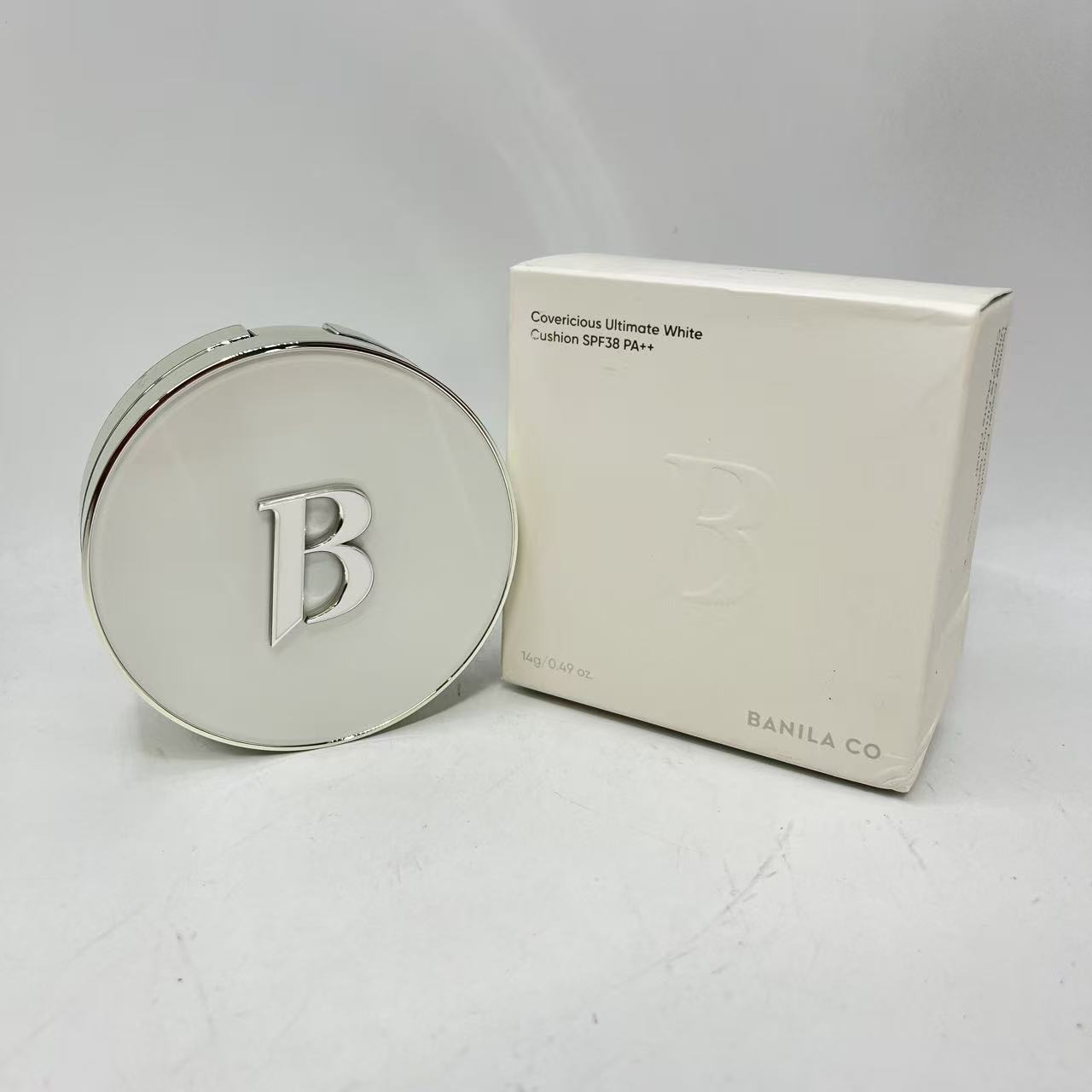 [バニラコ]BANILACO カバーリシャスアルティメットホワイトクッション 本品 (21 Ivory) SPF38++ 14g クッションファンデ セミマット 「つけたてのまま陶器肌が一日中崩れない」 クッションファンデのありがちなベタベタ感をなくし つけた瞬間、鼻周りの毛穴など肌トラブルを滑らかにカバーします。 どんな肌トーンでも明るく綺麗に演出してくれるトーニングカバーフォーミュラで 肌のくすみ、赤みなどをカバーしながらトーンアップ効果を与えながら、 24時間つけたての明るい肌を色を維持してくれます。 伸びが良く少量でも顔全体を均一にカバー 塗っても塗ってないような厚塗り感が出ない軽い付け心地で、 時間が経っても窮屈感がなく快適に日常を過ごすことができます。 ブラックよりも貴重なホワイトトリュフと、ホワイトフラワーコンプレックスをブレンドした セミマットのサラサラなテクスチャーが つけた瞬間ん肌にスッと密着し、朝につけたメイクがメイク直しせず夜までそのまま！ 毛穴落ちやヨレが気にならず、華やかでサラサラな肌を長時間キープしてくれます。