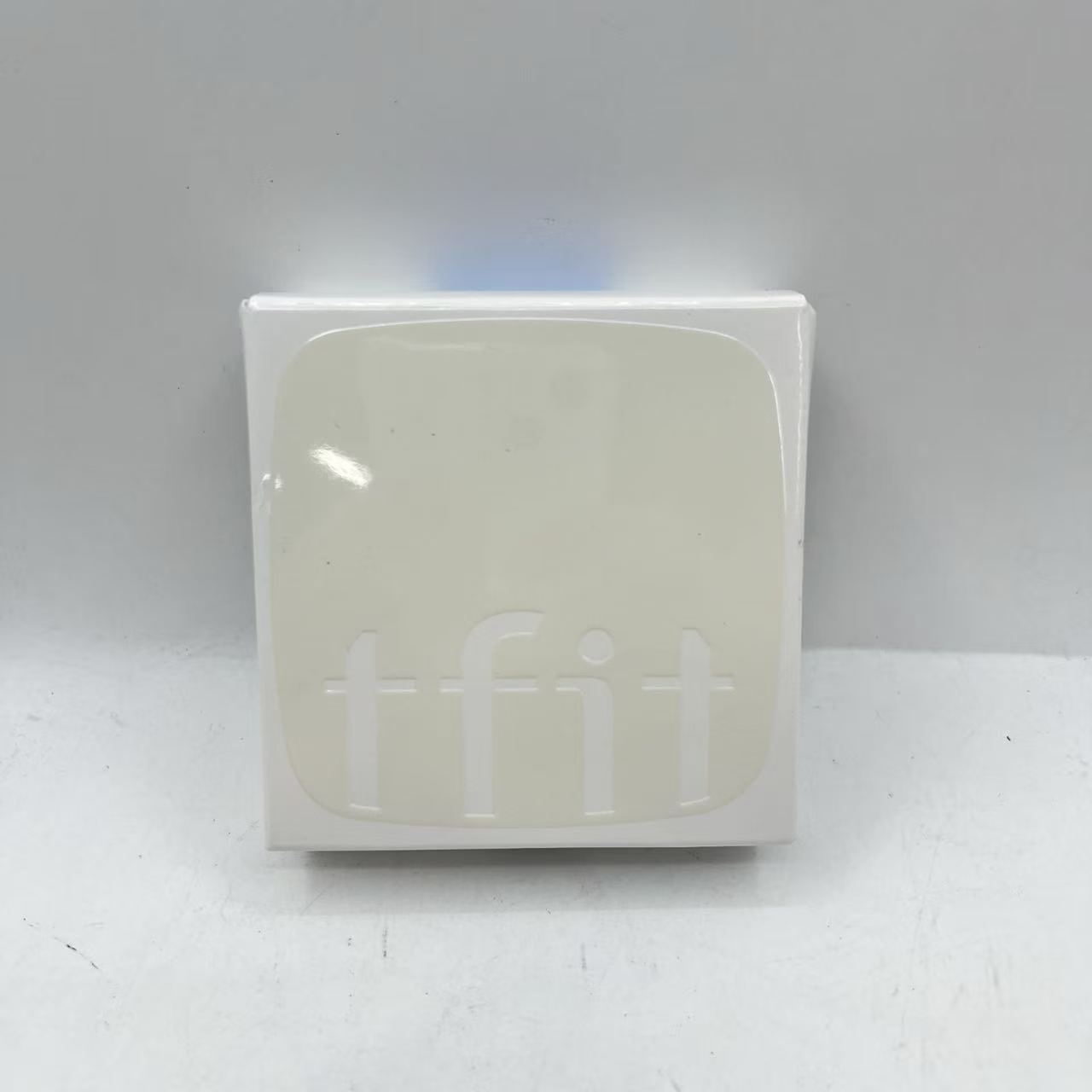 【ひんやりセミマット】暑さや熱でゆらぎがちな肌を、ひんやり心地でなめらかなセミマット印象に整えます。