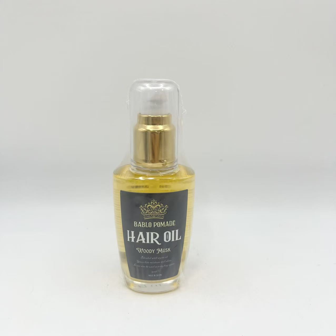 【髪のダメージを補修＆髪型セット！本格ヘアオイル】 髪の毛のパサつき、クセを抑えて、まとまりやすい質感にグルーミング。オーガニックヘアオイルでツヤ・濡れ髪ウェット感を出す！洗い流さないトリートメントとしても使用できる。マルチな本格ヘアオイルで、メンズのヘア補修ケア＆スカルプケア。◆内容量：50ml　◆ウッディームスクの香り