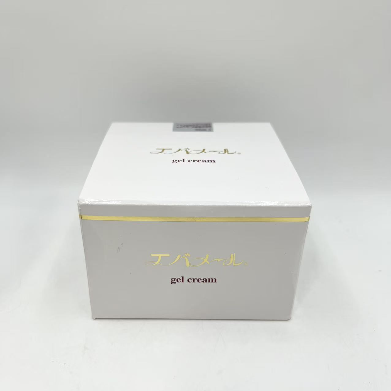 べたつくことなく、乾くことなくしっとり、そしてツルツル輝く素肌を! そんな願いから誕生したエバメールゲルクリーム。鉱物油はもちろん界面活性剤も使わない水のクリームです。だからしっとりなのにツルツル、長時間変わらないその感触は、従来の油性クリームの常識を変えました。