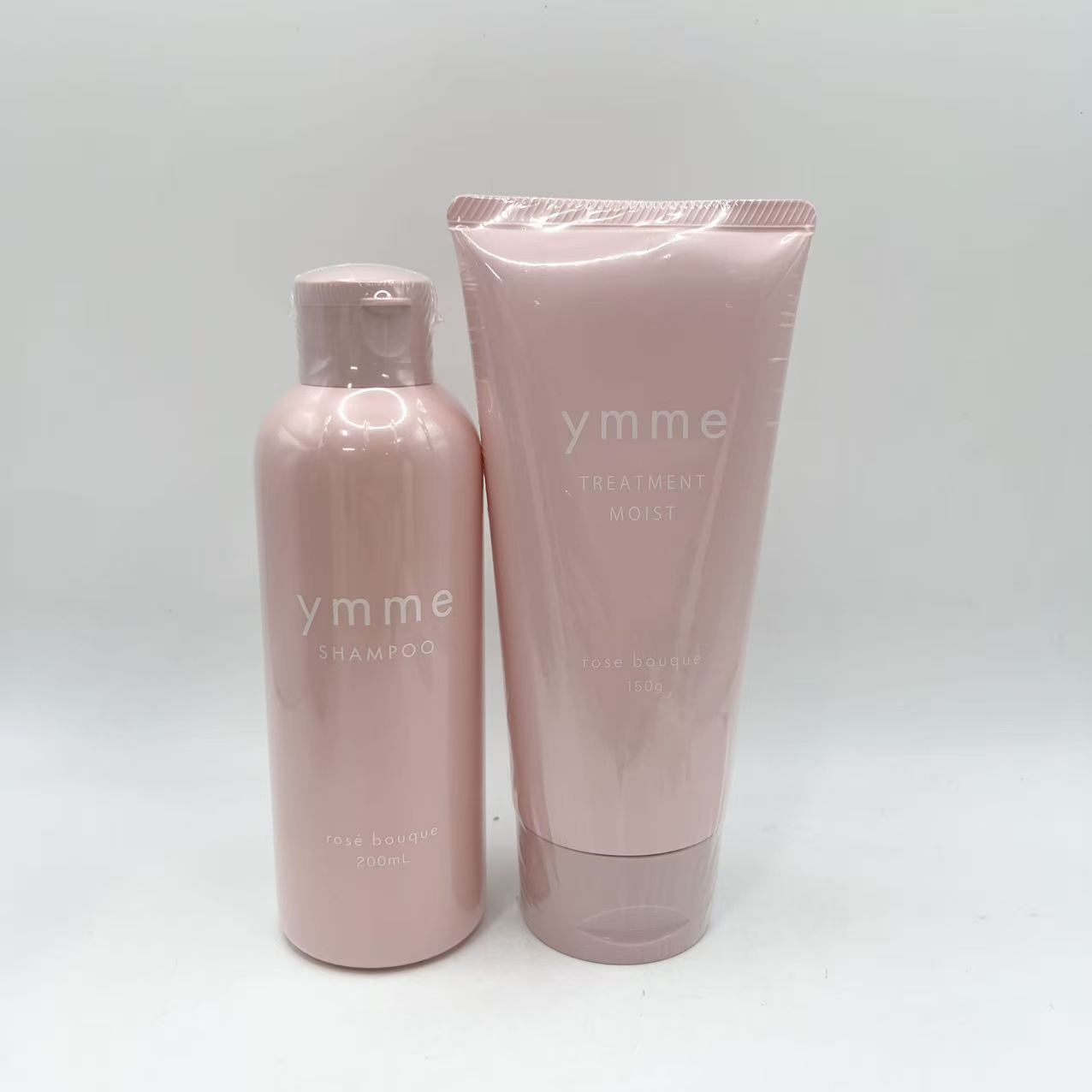 【カラーやパーマが長持ちするカラーケアシャンプー】美容室専売品質のアミノ酸系シャンプーで、ブリーチやヘアカラー後の色落ち防止をサポート。美容院から生まれたカラーケアシャンプーだから、染めたての美しさがきちんと長持ち。10種類のアミノ酸とケラチン配合でカラーダメージもしっかりケアするサロンシャンプー。女性美容師がこだわって考案した、サロン専売品クオリティのカラーケアシャンプーとリンスがセットになりました。シャントリセットで、ヘアケアを特別な時間に。