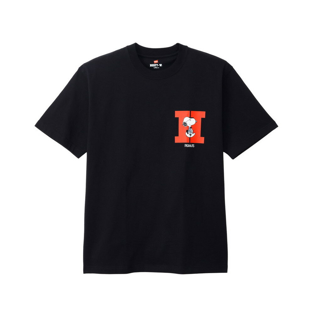 1975年に誕生したロングセラー、BEEFY-T(R)（ビーフィーT）初のアートプリント企画。プリンタブルボディとして誕生したBEEFY-T(R)に、コミックやキャラクターとして世界で愛され続ける「PEANUTS（ピーナッツ）」に登場する世界一有名な犬ともいえるキャラクター、スヌーピーを採用。プレッピースタイルのスヌーピーとHロゴのアートはBEEFY-T(R)だけのオリジナルで、「H」マークの赤はHanes(R)（ヘインズ）のブランドカラー。左胸ワンポイントながらインパクトのあるデザインです。ボディはBEEFY-T(R)で最も人気のHM1-D001クルーネックTシャツ。ヘビーウェイト（肉厚）のコットン100％生地を使用。洗えば洗うほど肌に馴染む風合いや、洗いこんでも首周りの伸びや型くずれが起きにくい強さと耐久性が特長です。アメリカンテイストを感じさせるクラシックなボックスシルエット。脇に縫い目のない丸胴編みに加え、首元にネームデザインをプリントするタグレス仕様で襟ネームの肌当たりを解消し、快適な着心地です。商品説明素材・規格●素材：・コットン100%カラーブラックサイズ規格サイズ：XS,S,M,L,XL※在庫状況は定期的に更新しておりますが、リアルタイムではございません。欠品の場合はメールにてご連絡差し上げます。メーカー希望小売価格はメーカーカタログに基づいて掲載しています