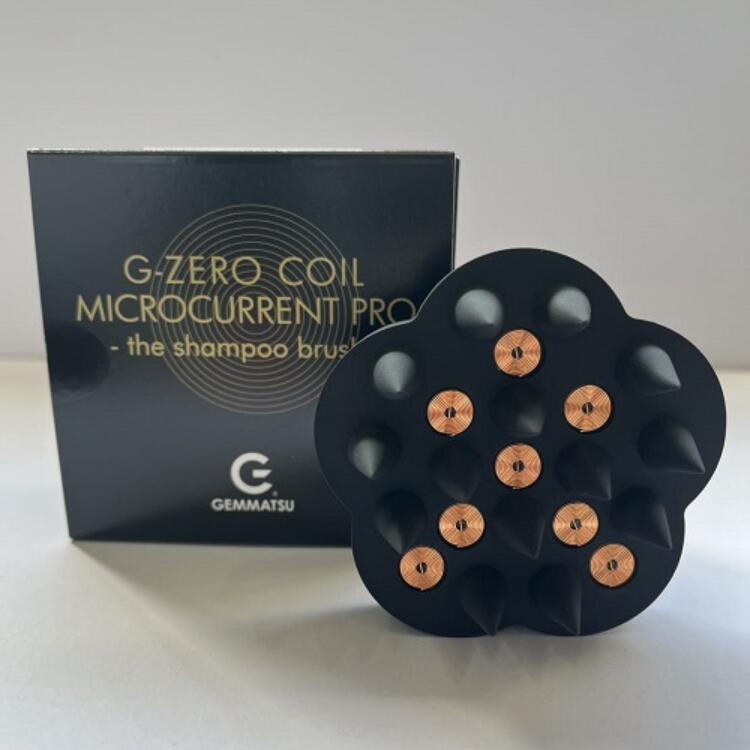 【製品特徴】 頭皮をマッサージしながら、うるツヤ髪へと仕上げます。 G-ZERO COIL MICROCURRENT ION SHAMPOO BRUSHは、電磁波や静電気を吸収し、いま、美容、健康、スポーツの世界で大変注目を集める「マイクロカレント（微弱電流）」を自然発生する“G-ZERO COIL（直径8mmタイプ×8）”を搭載した、マイクロカレント・シャンプーブラシG-ZERO COIL MICROCURRENT PRO -the shampoo brush-をベースに、シリコン本体にマイナスイオン鉱石を配合したことでマイナスイオン効果を高め、さらにシリコンの強度もパワーアップさせました。 また、シリコン素材の強度をアップしたことにより、剣先部分が摩耗しにくくなりました。 シャンプーの泡立ちを、よりクリーミーに。髪の絡みも抑え、スムーズで心地いい洗髪を。『マイナスイオン洗い』で、その髪を、しっとり、うるツヤ髪へと仕上げていきます。 【使用上の注意】 ●頭皮やお肌に異常が生じていないかよく注意して使用して下さい。頭皮やお肌に合わない時、即ち次のような場合には、使用を中止して下さい。そのまま使用を続けますと、症状を悪化させることがありますので、皮膚科専門医等にご相談されることをおすすめします。 　(1)使用中、赤み、はれ、かゆみ、刺激、色抜け（白斑等）や黒ずみ等の異常があらわれた場合 　(2) 使用した頭皮やお肌に直射日光があたって上記のような異常があらわれた場合 ●傷やはれもの、湿疹等、異常のある部位にはお使いにならないで下さい。 ●目に入った時は、直ちに洗い流して下さい。目に異物感が残る場合は、眼科医にご相談下さい。 ●乳幼児の手の届かないところに保管して下さい。 商品名 G-ZERO COIL MICROCURRENT PROTHE SHAMPOO BRUSH メーカー名 原末石鹸株式会社 ブランド名 G-ZERO COIL ラインアップ名 G-ZERO COIL 内容量 JAN コード 4573294744111 配合成分