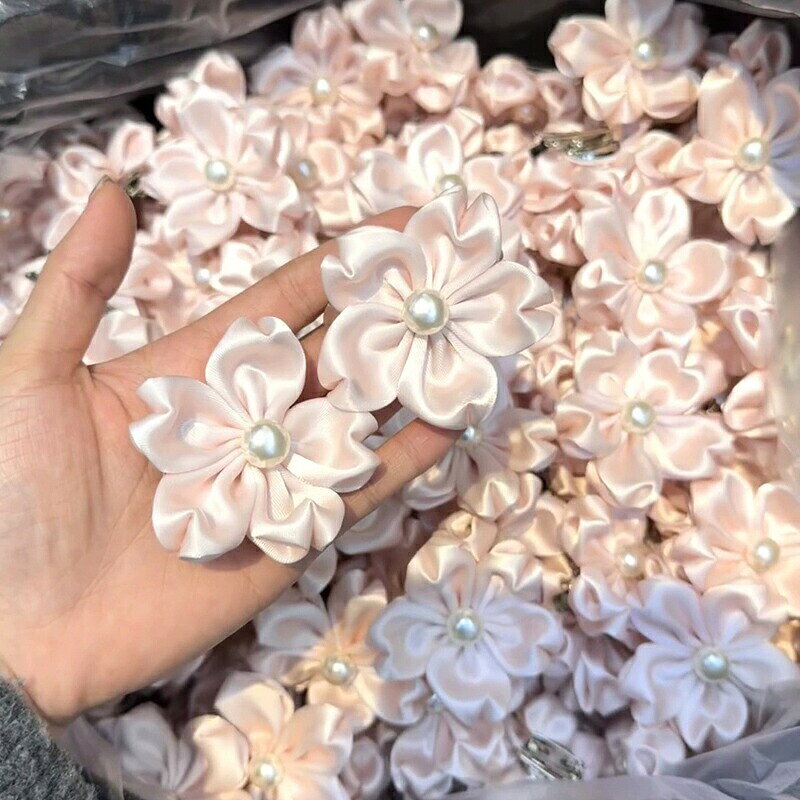 商品説明商品内容布花詳細情報素材：サテンキーワード ラメ入り 光沢サテン 布花パーツ ピンク 夜桜 キラキラ ふわふわ布花材料 DIY手芸 コサージュパーツ ハンドメイド資材 アクセサリー製作 プレゼント布花 パーツ ピンク サテン 夜桜 ドリーミー ハンドメイド DIY アクセサリー 材料 コサージュ 手芸 かわいい プレゼント 光沢 ラメ フェアリー 生産国中国注意書き※商品写真は、できる限り現品を再現するように画像処理などの補正を行っておりますが、ご利用のモニターや環境により差異が生じます。予めご了承ください。※生地の特性上、多少ニオイがある場合がございますが、日陰干しで数日干していただくか、あるいは数回ご使用していただく間に、 ニオイは気にならなくなります。※上記の数値は、実測によるものです。多少の誤差はご容赦ください。※仕様は予告なく変更される場合があります。（ご使用に差し支えない程度）・色がある場合、モニターの発色の具合によって実際のものと色が異なる場合がある。・ご注文後、10営業日以内に配送手続きをいたします。配送作業完了後、4〜7日程度でのお届けとなります。（商品によって納期が異なりますので、詳細は店舗までお問い合わせください。） 布花 布花パーツ 手作りキット 夜桜ピンク サテン素材 ドリーミーフラワー DIYハンドメイド アクセサリーパーツ コサージュ材料 かわいい ハンドメイド資材 プレゼント 布花 パーツ ピンク サテン 夜桜 ドリーミー ハンドメイド DIY アクセサリー 材料 コサージュ 手芸 かわいい プレゼント 光沢 ラメ フェアリー"メーカー希望小売価格はメーカーカタログに基づいて掲載しています