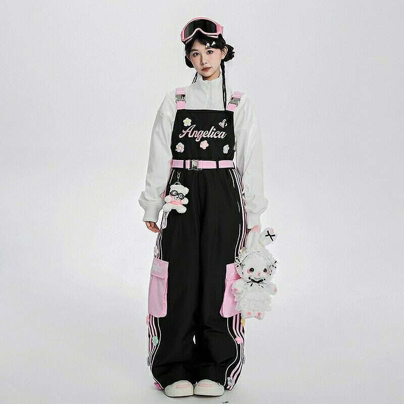 商品説明商品内容ビブパンツ（上着は含めません）詳細情報素材：ポリエステル耐水圧：15000mmH2O透湿度:10000g/m2/24h内側フリース裏起毛、表面ウィンドブレーカー加工縫い目部分のシール加工で、水漏れを防止します女性モデル情報：身長162CM、体重41KG、着用Mサイズ生産国中国注意書き（購入前に必ずご確認ください）※商品写真は、できる限り現品を再現するように画像処理などの補正を行っておりますが、ご利用のモニターや環境により差異が生じます。予めご了承ください。※生地の特性上、多少ニオイがある場合がございますが、日陰干しで数日干していただくか、あるいは数回ご使用していただく間に、 ニオイは気にならなくなります。※上記の数値は、実測によるものです。多少の誤差はご容赦ください。※仕様は予告なく変更される場合があります。（ご使用に差し支えない程度）・色がある場合、モニターの発色の具合によって実際のものと色が異なる場合がある。・ご注文後、10営業日以内に配送手続きをいたします。配送作業完了後、4〜7日程度でのお届けとなります。（商品によって納期が異なりますので、詳細は店舗までお問い合わせください。） ビブパンツ スノボパンツ レディース スキーパンツ サスペンダーパンツ サスペンダー付き ロングパンツ 長ズボン ボトムス スノーボードパンツ スノー 甘クール系 Y2K風 立体花 クマのキーホルダー付き 可愛い熊 腰ベルト サイドライン 黒ピンク ウィンタースポーツ用 雪遊び 雪場 スキー場 撥水 保温 防風 スノーボードウェア スキーウェア スノボウェア スノーウェア"メーカー希望小売価格はメーカーカタログに基づいて掲載しています