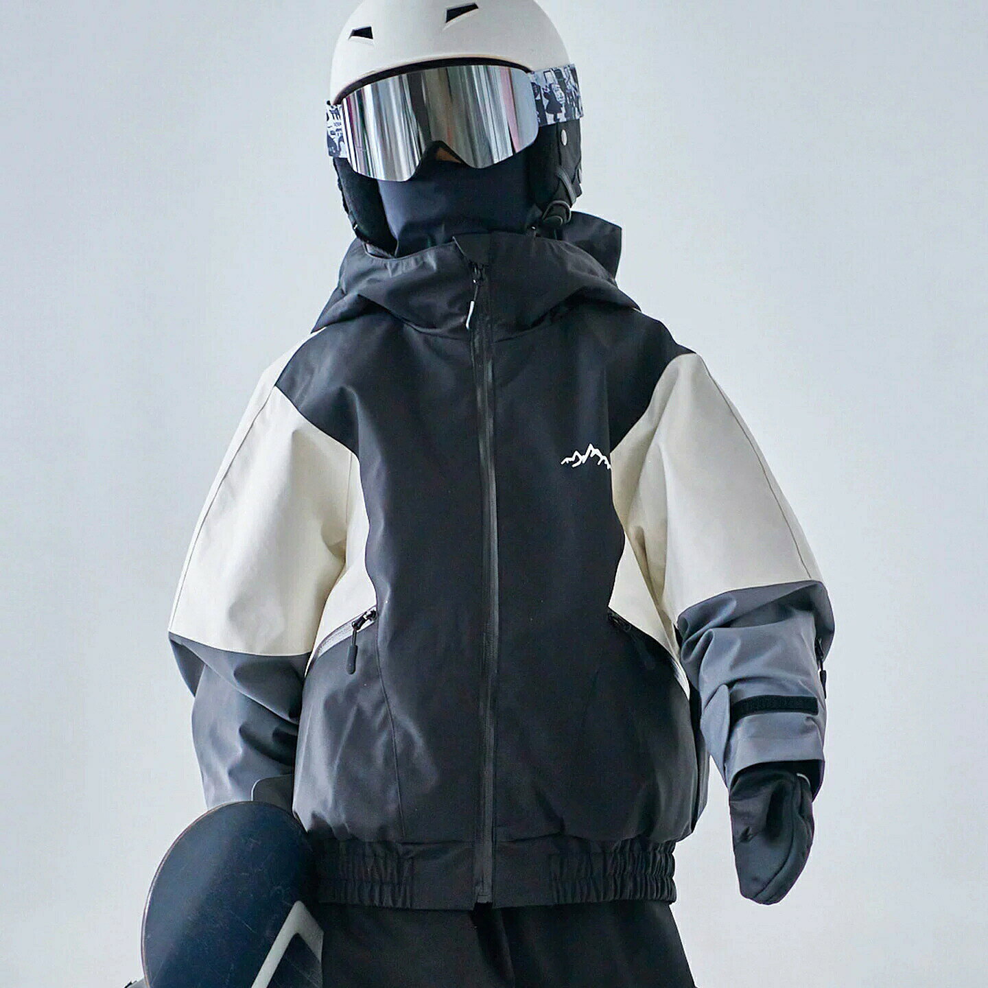 商品説明商品内容ジャケット（パンツは含めません）情報素材：ポリエステル裏：フリース地中：ポリエステル綿入り耐水圧：20000mmH・O透湿度：15000g/m・/24h生産国中国注意書き（購入前に必ずご確認ください）※商品写真は、できる限り現品を再現するように画像処理などの補正を行っておりますが、ご利用のモニターや環境により差異が生じます。予めご了承ください。※生地の特性上、多少ニオイがある場合がございますが、日陰干しで数日干していただくか、あるいは数回ご使用していただく間に、 ニオイは気にならなくなります。※上記の数値は、実測によるものです。多少の誤差はご容赦ください。※仕様は予告なく変更される場合があります。（ご使用に差し支えない程度）・色がある場合、モニターの発色の具合によって実際のものと色が異なる場合がある。・ご注文後、10営業日以内に配送手続きをいたします。配送作業完了後、4〜7日程度でのお届けとなります。（商品によって納期が異なりますので、詳細は店舗までお問い合わせください。） IMGO 子供用 スキーウェア キッズスキーウェア 男女兼用 スノボウェア スノーボードウェア スキージャケット スノボジャケット フード付き アウター 黒白配色 雪遊び 雪場 スキー場 撥水 保温 防風 裏起毛 ジュニア 女の子 男の子"メーカー希望小売価格はメーカーカタログに基づいて掲載しています