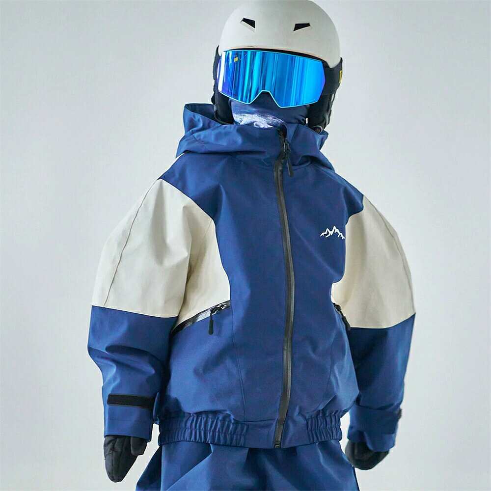 商品説明商品内容ジャケット（パンツは含めません）情報素材：ポリエステル裏：フリース地中：ポリエステル綿入り耐水圧：20000mmH・O透湿度：15000g/m・/24h生産国中国注意書き（購入前に必ずご確認ください）※商品写真は、できる限り現品を再現するように画像処理などの補正を行っておりますが、ご利用のモニターや環境により差異が生じます。予めご了承ください。※生地の特性上、多少ニオイがある場合がございますが、日陰干しで数日干していただくか、あるいは数回ご使用していただく間に、 ニオイは気にならなくなります。※上記の数値は、実測によるものです。多少の誤差はご容赦ください。※仕様は予告なく変更される場合があります。（ご使用に差し支えない程度）・色がある場合、モニターの発色の具合によって実際のものと色が異なる場合がある。・ご注文後、10営業日以内に配送手続きをいたします。配送作業完了後、4〜7日程度でのお届けとなります。（商品によって納期が異なりますので、詳細は店舗までお問い合わせください。） IMGO 子供用 スキーウェア キッズスキーウェア 男女兼用 スノボウェア スノーボードウェア スキージャケット スノボジャケット フード付き アウター ブルー 白 配色 雪遊び 雪場 スキー場 撥水 保温 防風 裏起毛 ジュニア 女の子 男の子"メーカー希望小売価格はメーカーカタログに基づいて掲載しています