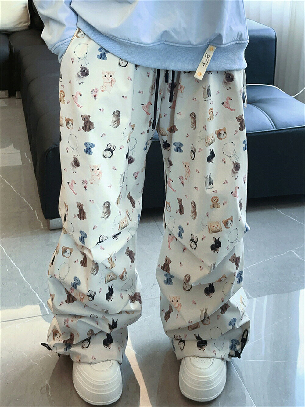 商品説明商品内容スノーボードウェア パンツ 単品（上着は含めません）素材ポリエステル生産国中国注意書き※商品写真は、できる限り現品を再現するように画像処理などの補正を行っておりますが、ご利用のモニターや環境により差異が生じます。予めご了承ください。※生地の特性上、多少ニオイがある場合がございますが、日陰干しで数日干していただくか、あるいは数回ご使用していただく間に、 ニオイは気にならなくなります。※上記の数値は、実測によるものです。多少の誤差はご容赦ください。※仕様は予告なく変更される場合があります。（ご使用に差し支えない程度）・色がある場合、モニターの発色の具合によって実際のものと色が異なる場合がある。・ご注文後、10営業日以内に配送手続きをいたします。配送作業完了後、4〜7日程度でのお届けとなります。（商品によって納期が異なりますので、詳細は店舗までお問い合わせください。） 2L 動物柄 スノーボード パンツ スノボパンツ スノーボードウェア ズボン ロングパンツ スノボ カーゴパンツ ワイドパンツ オーバーサイズ ボトムス スキーウェア スノボウェア レディース メンズ ユニセックス ゆったり スノーボードパンツ 通気 撥水 保温 防風 耐磨耗 男女兼用 大きいサイズ オーバーサイズ ゆったり"メーカー希望小売価格はメーカーカタログに基づいて掲載しています