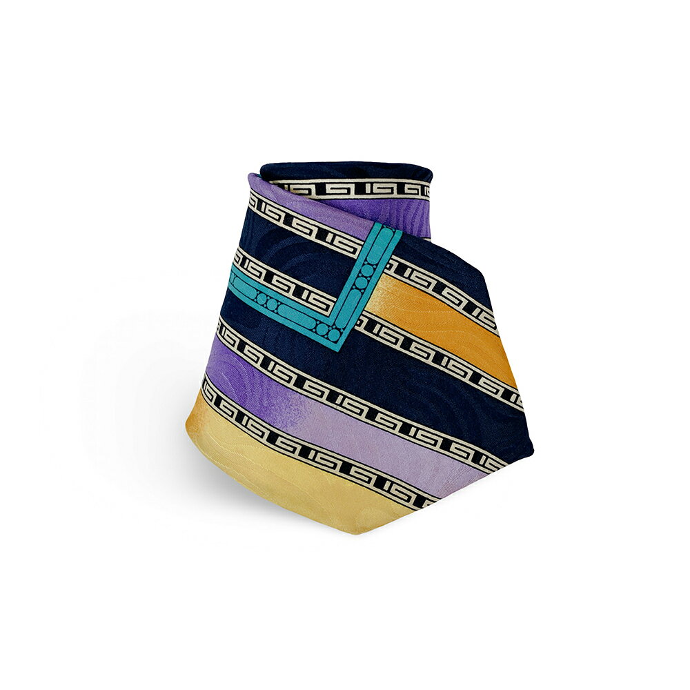 商品情報 特長 Gianni Versace（ジャンニ ヴェルサーチ）のヴィンテージ、シルクネクタイが入荷しました。 ブランドを象徴する「グレカ柄」やアシンメトリーな幾何学ストライプ、シャドーゼブラ模様などが、パープル、オレンジ、グリーン、ネイビーといったマルチカラーでスカーフのように鮮やかに表現されています。1990年代のY2Kムードを彷彿とさせる、非常に希少で独創的な一点物のデザインです。 サイズ／カラー／状態それぞれ一点ものですので、お早めのご検討をおすすめいたします。 ブランド名 GIANNI VERSACE（ジャンニヴェルサーチ） モデル - デザイン グレカ ストライプ柄 ネクタイ カラー パープル/ネイビー/ブルー/オレンジ 素材 100％ SILK サイズ 全長144cm 剣先幅9cm 付属品 なし 管理番号 5_pb230_39 商品について 商品状態等ご不明点がございましたら、お気軽に当店までお問い合わせ下さい。 また、当サイトに掲載されている商品は、他サイトへも同時掲載の場合があり、ご注文のタイミングによっては商品をご用意できない場合がございます。 商品の写真の色がお客様がお使いのディスプレー環境によって変わる場合 がございます。 商品状態 ランク コンディション詳細 多少使用感のあるヴィンテージのお品です。 裏に若干の汚れ、小さな引っかけがございますが、その他大きなダメージはなく、まだまだご愛用して頂けます。 こちらは新品ではございません。大切に受け継いでいくことが環境問題への取り組みに繋がります。 ランク一覧 N 新品・未使用 : 2度も使用されていない未使用のお品 S 新品同様 : 数回程度使用・新品に近い状態のお品 SA 超美品 : 非常に状態の良い綺麗なお品 A 美品 : 少し使用感はあるが全体的に綺麗なお品 AB 使用感のある一般的なUSED品 B 使用感があるため細かな点を気にされない方におすすめのお品 C とても使用感がありダメージの多いお品 D 難あり : お修理が必要な状態のお品