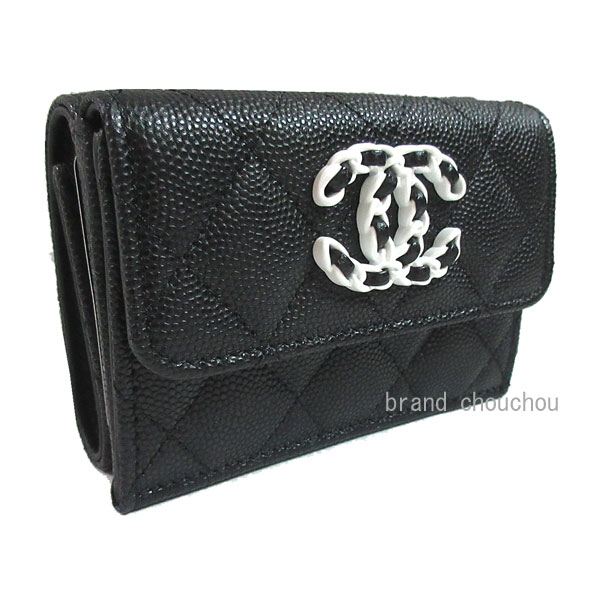 PRODUCT DESCRIPTION商品詳細 ブランド名 シャネル/CHANEL シリーズ名 スモールフラップウォレット/ small flap wallet 商品名 small flap wallet AP3711 B14298 94305 サイズ 約W10.5×H8×D3.5cm/お札入れ1 ポケット1 小銭入れ1 カード入れ6/Approximately W10.5 x H8 x D3.5cm/1 bill compartment, 1 pocket, 1 coin purse, 6 card compartments 色 黒(ブラック)×CCマーク　チェーン　ホワイト金具　レザー：ブラック 内側のCHANEL刻印はシルバーカラー / Black x CC mark chain, white metal fittings, leather: Black, CHANEL engraving inside is silver color 素材 グレインドカーフスキン(キャビアスキン/Grained calfskin (caviar skin) 付属品 内袋・箱・リボン・ショッパー/Inner bag, box, ribbon, shopper 状態 新品 コメント 新品。箱・リボンのラッピング。シャネル人気のナインティーンシリーズのスモールフラップウォレット。シャネルチェーンの大きなCCマークがシャネルらしいブラック×白でキャビアスキンがとても可愛くてオシャレな仕上がりのスモールウォレットです。Brand new. Box/ribbon wrapping. Small flap wallet from Chanel's popular Nineteen series. This is a small wallet with a large CC mark on the Chanel chain and caviar skin in black and white, which is typical of Chanel, and has a very cute and stylish finish. ご注意 ※こちらの商品は店頭販売もしております。売れ切れ次第終了させていただきますので、 　ご了承くださいませ。 ※全て正規品でございます。ご安心してお求めくださいませ。