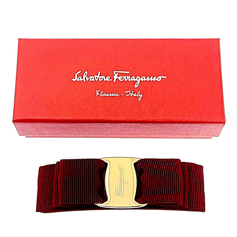 状態ランク B ブランドSalvatore Ferragamo サルヴァトーレフェラガモ 商品名 ヴァラリボン バレッタ レディース 型番・品番 － シリアル － カラー ワインレッド ライン － 素材 － サイズ 約2.8cm x 9.5cm 仕様 付属品：保存箱 備考 [内側・その他] 金具部分：小キズ 汚れ 剥がれ ≪コメント≫ 使用による汚れ・コキズ・剥がれが見られますが、まだまだお使いいただけます。 ・PCやスマートフォンの環境、設定や仕様等により、掲載写真と実際の商品との色合いが若干異なる場合がございます。 N新品 S未使用・展示品 SAほぼ新品 A使用感が少なく非常に状態の良い商品 AB多少の使用感があるが比較的状態の良い商品 B使用感のある商品 BC使用感が非常に強い商品 Cジャンク品 ≪状態ランクについて≫ ・状態ランクは当店の一定基準に基づきランク付けしておりますので、他店のランク表記と一致するものではありません。 　またお客様の主観と必ずしも一致するものではありません。 　各々感じ方が大きく異なることもございます。あくまで目安とお考えください。 ・中古商品には、写真や記述にない場合でもそれぞれ商品ランク相当の瑕疵がございます。予めご了承の上お買い求め下さい。 画像を参考の上ご検討ください。