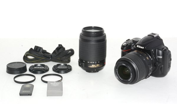 ★ショット枚数2,831回！美品！NIKON ニコン D5000 ダブルズームキット デジタル一眼 カメラ★のサムネイル